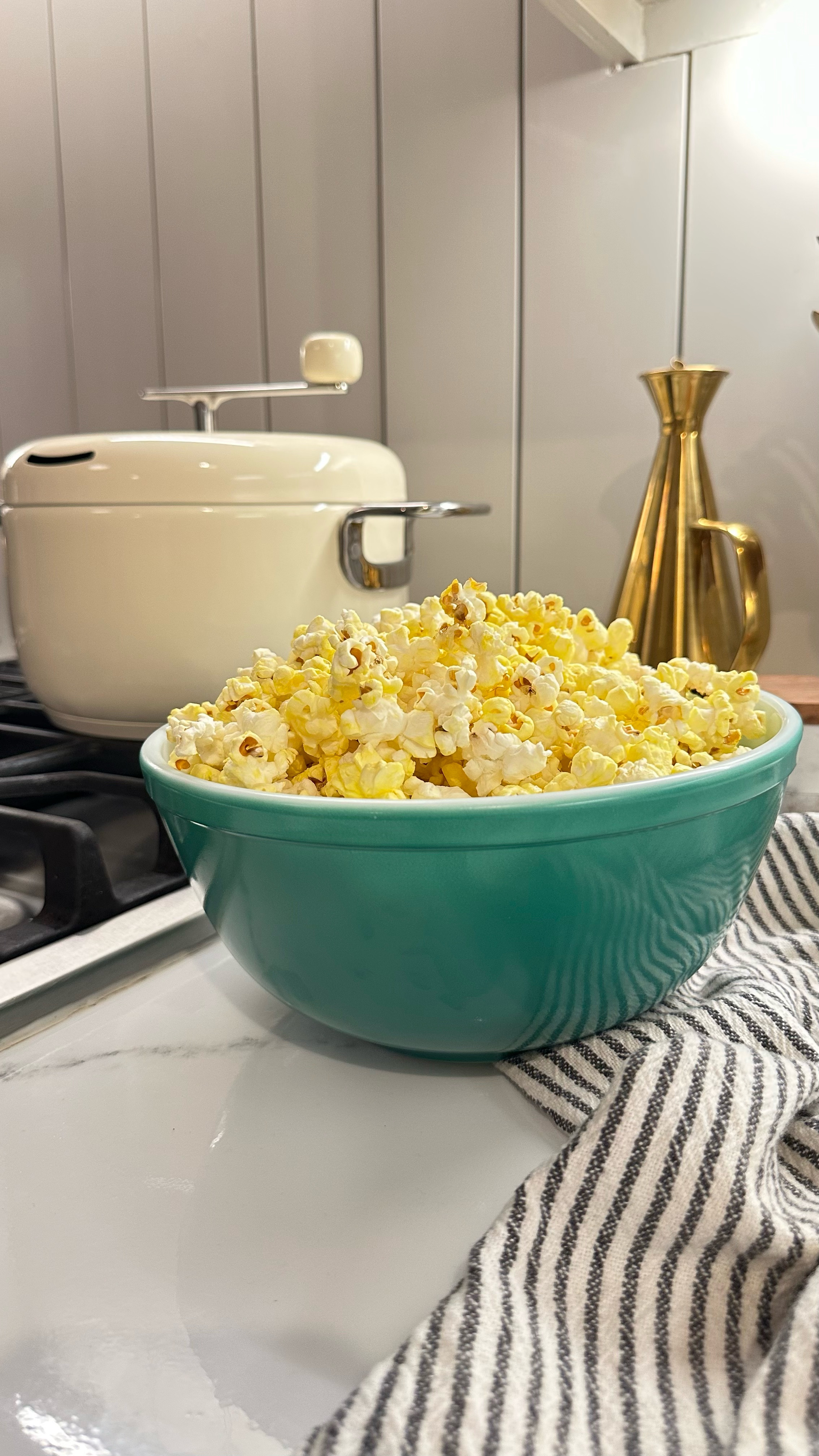 Movie nights just got an upgrade with the Popsmith Popper 🍿🥤🎥

Simply add your popcorn kit to the popper (classic butter or kettle corn), pop on the lid and turn the handle. I’m not sure which is more exciting: the sound of the popcorn popping or the smell that wafts out of the popper! 

Also I don’t think I’ve seen a prettier way to make popcorn! I chose the color cream, but there’s 3 additional colors to choose from depending on your tastes (the classic butter yellow is also so fun!) 



#popsmith #popsmithpartner #movienight #popcorn #popcorner #movies #lovewhereyoulive #oprahsfavoritethings #aesthetic 

#LTKHome #LTKFamily #LTKParties