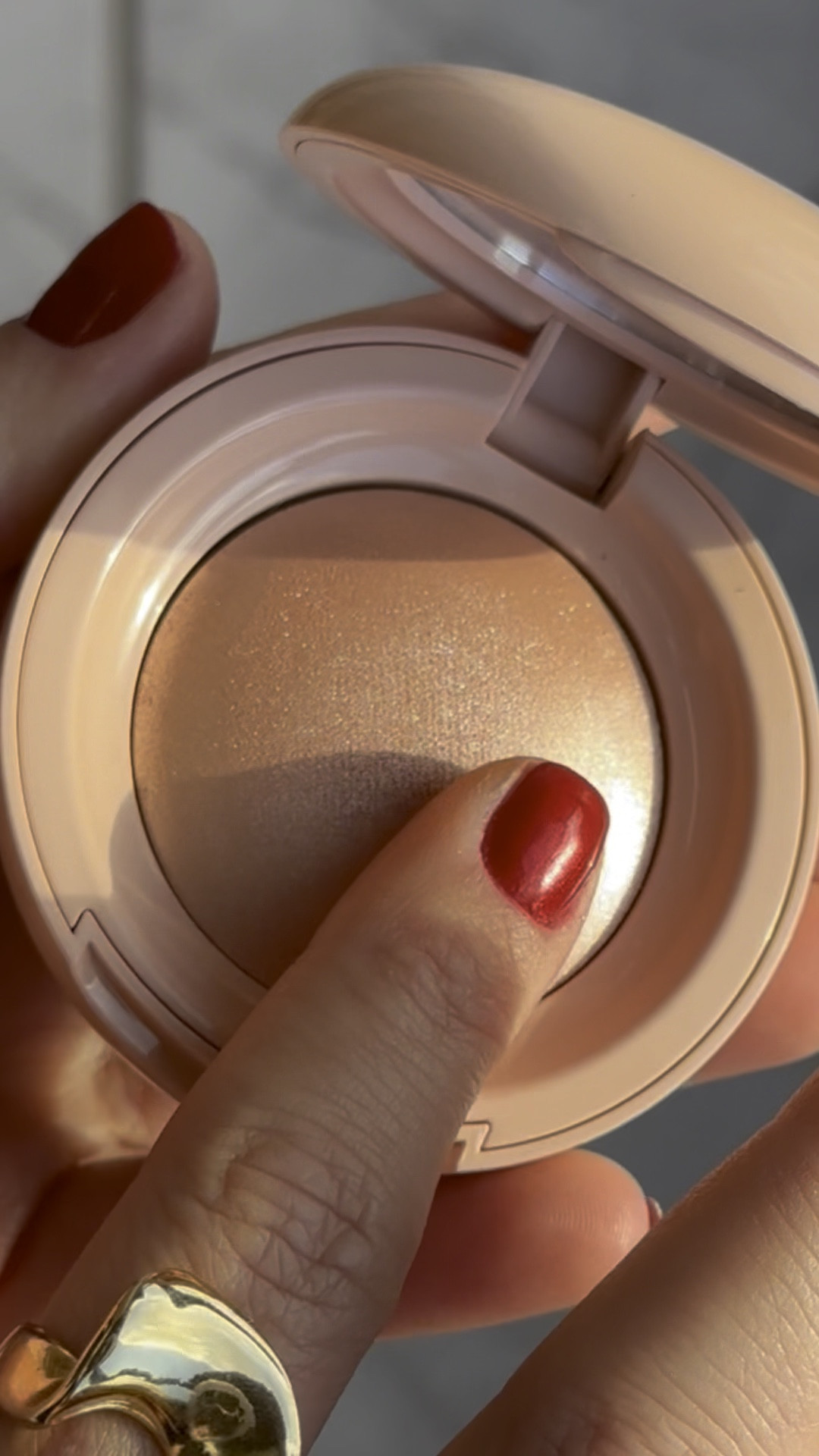 O primeiro iluminador Rare Beauty a gente nunca esquece né!? E vou te falar que vale MUITO a fama que tem. Um dos iluminadores mais macios e brilhantes que tenho, mas é aquele brilho bonito sabe? Que funde na pele. ✨

#LTKbrasil #LTKbeauty