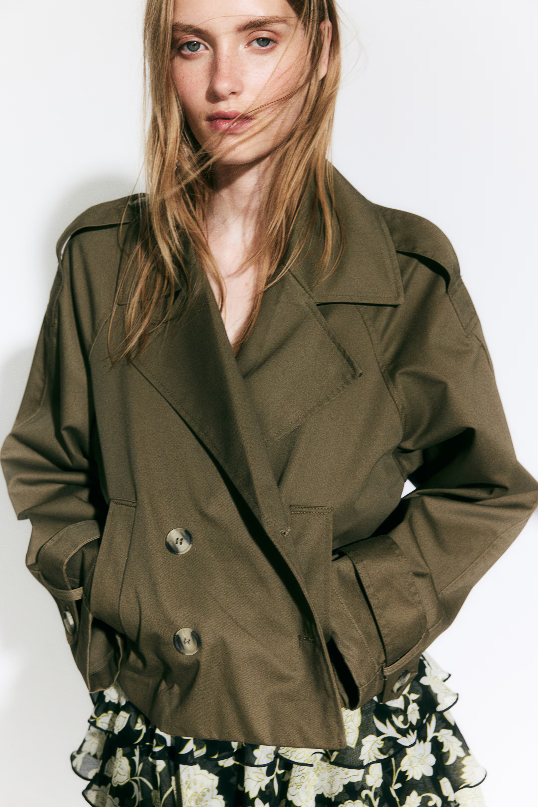 Short trench coat - V-neck - Long sleeve - Dark khaki green - Ladies | H&M GB | H&M (UK, MY, IN, SG, PH, TW, HK)