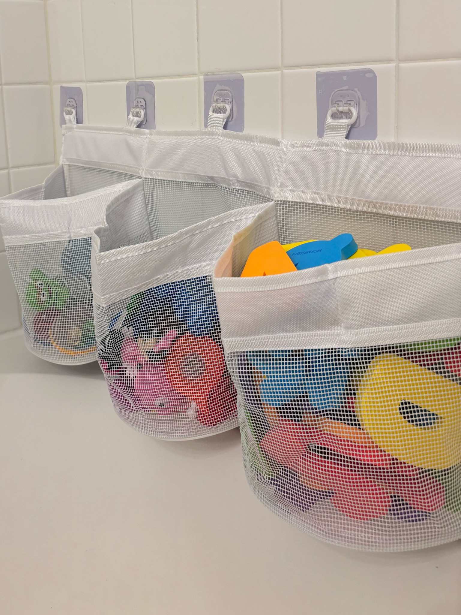 Bathtub organization and toys that keep my toddler and kindergartener busy for almost an hour ! 