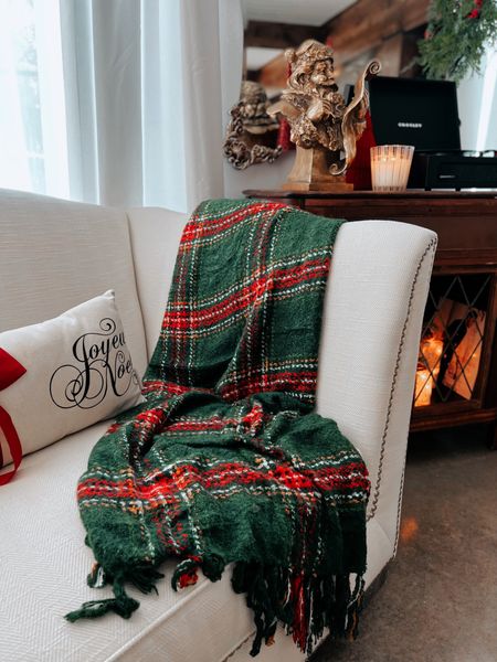 The best amazon holiday blanket! So soft ❤️

#LTKSeasonal #LTKunder50 #LTKHoliday