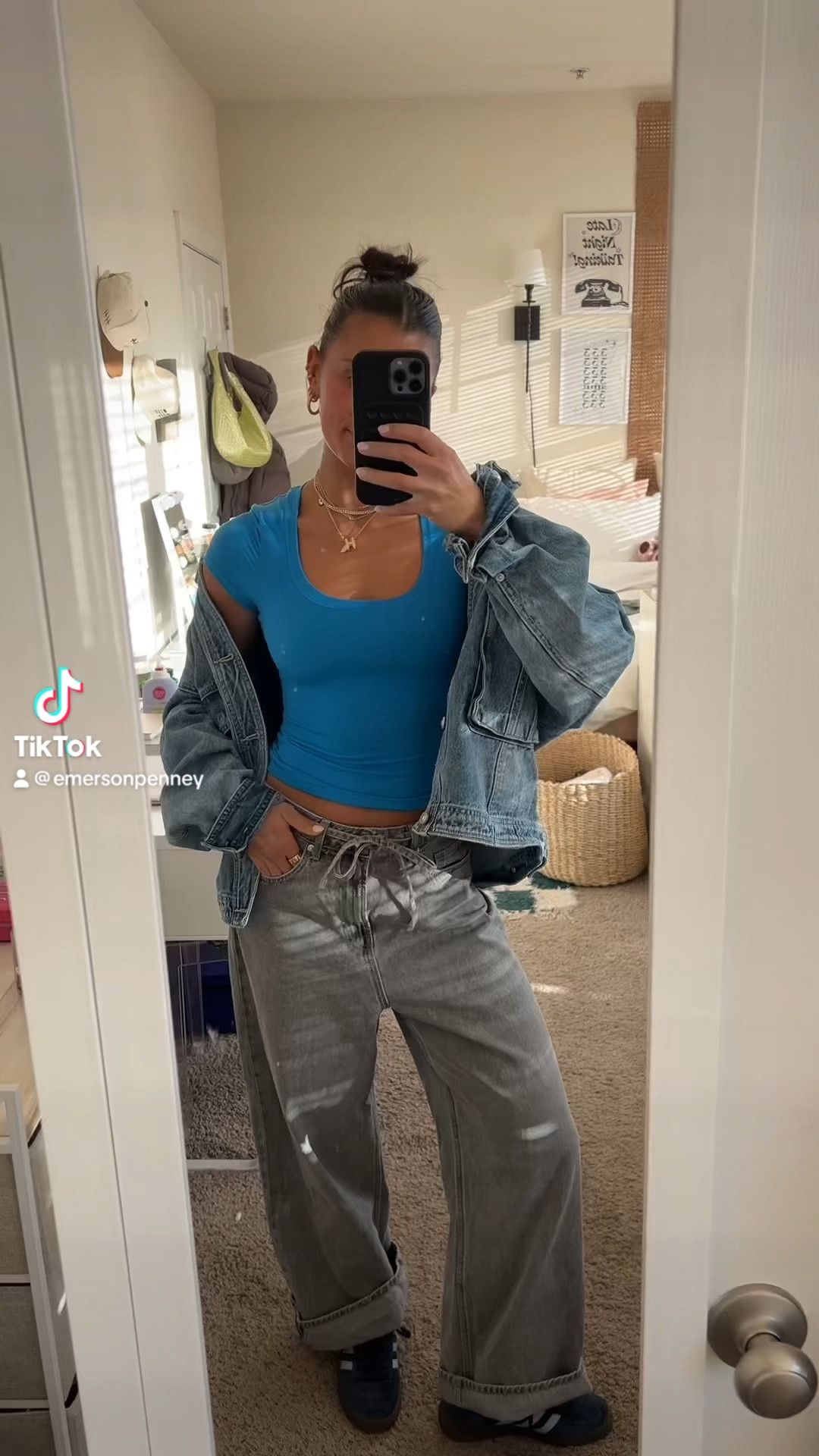 Wearing size 4 in jeans for more a more baggier look! Size xs in tops!