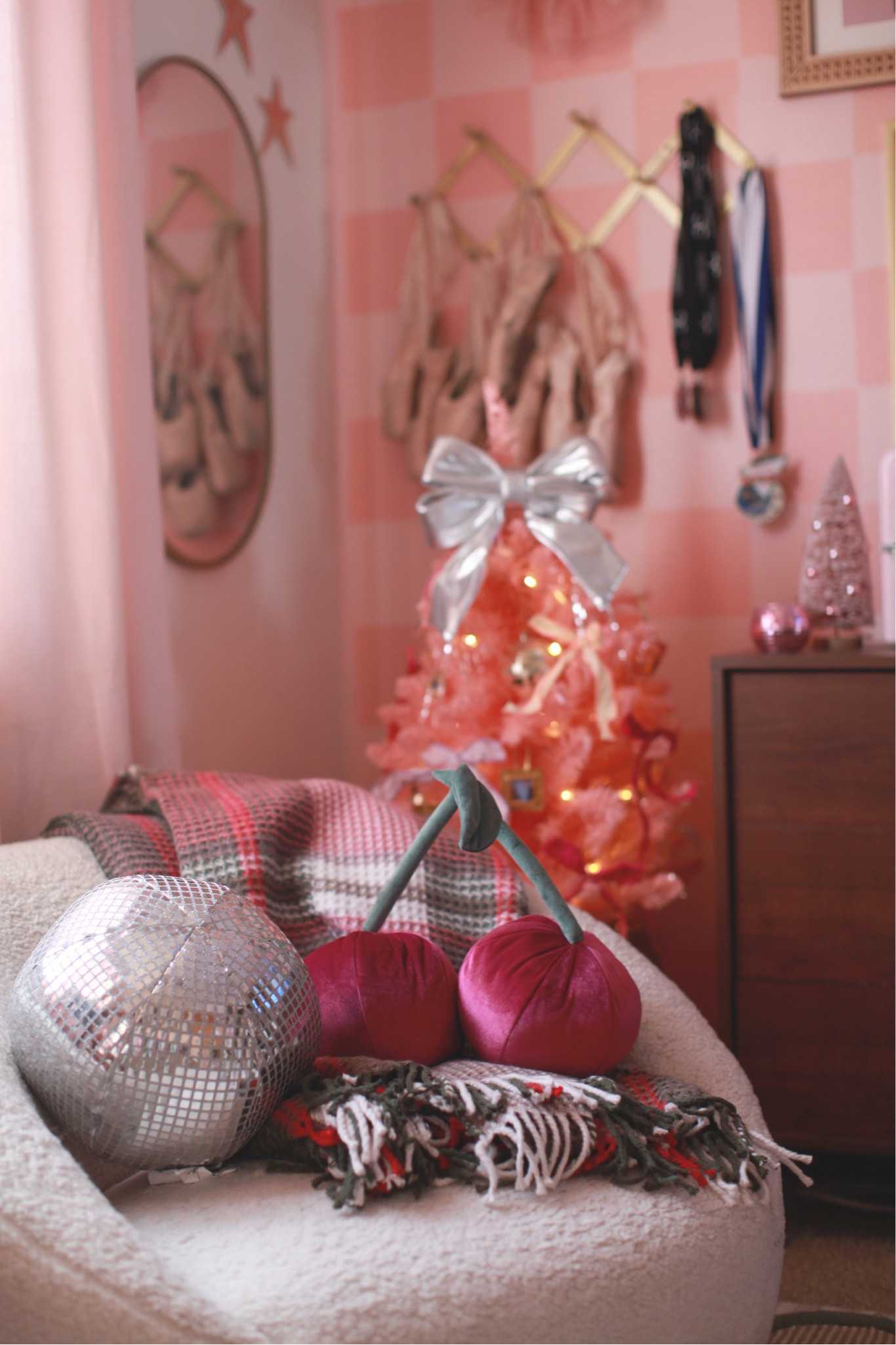 How I styled the cute cherry and disco ball pillows in Charlie’s room. They fit her vibe so perfectly! 🍒🪩


#LTKHome #LTKStyleTip #LTKFindsUnder50