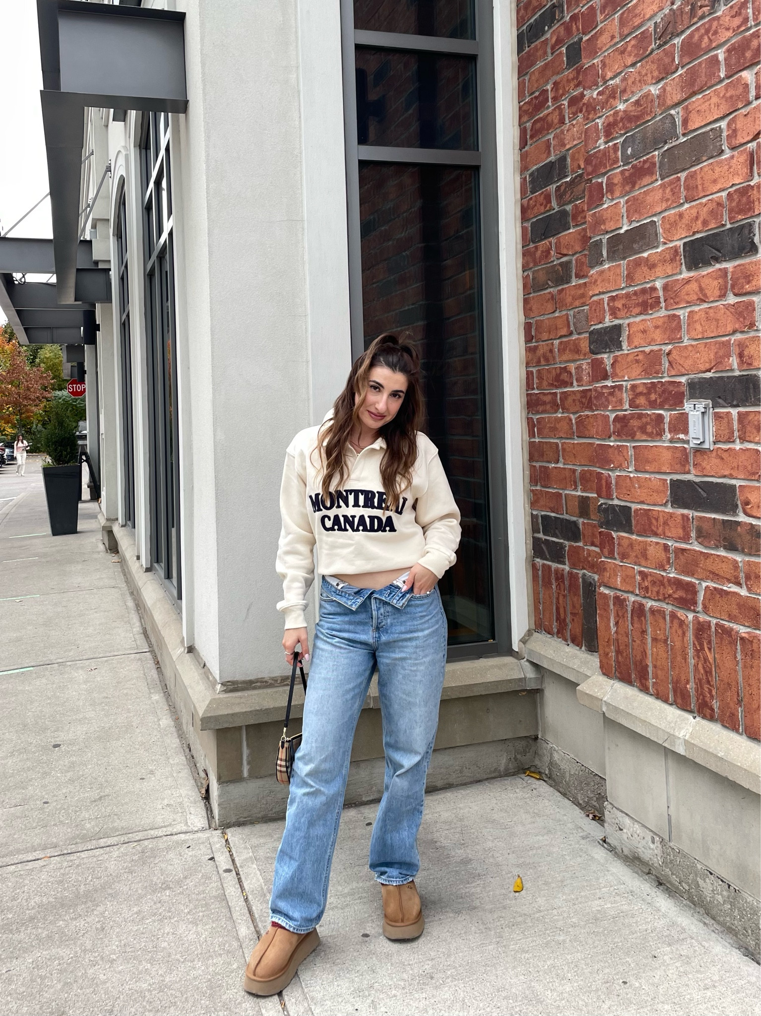 How to style Ugg Tazz slippers. Casual but stylish way to style Tazz slippers 
Ugg.Uggs. Ugg Tazz Slippers.Sweatshirt. Low rise jeans.Casual look. White sweatshirt.

#LTKstyletip #LTKSeasonal #LTKfit