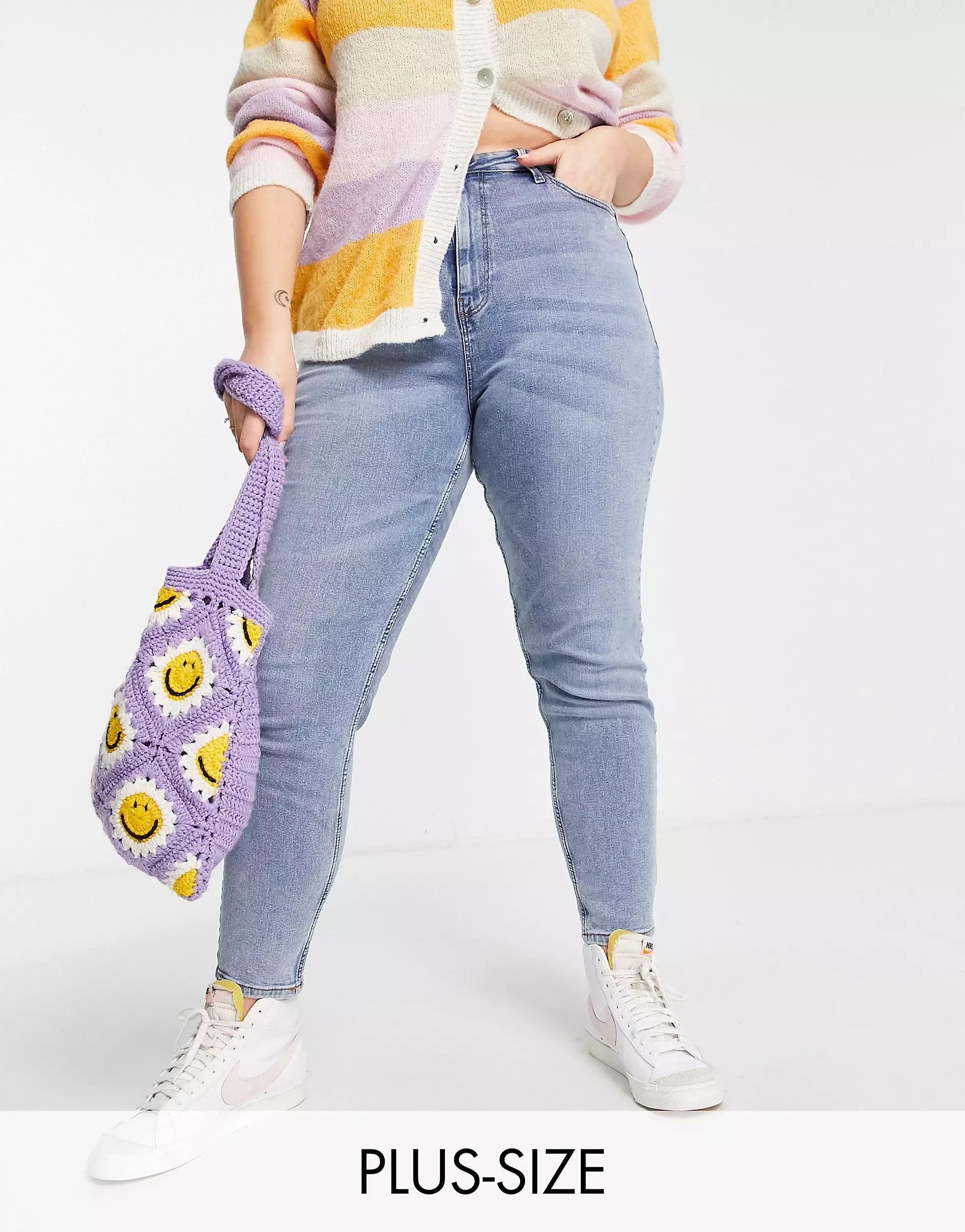 Pieces Curve Kesia high rise Mom jeans in bleach wash | ASOS (Global)