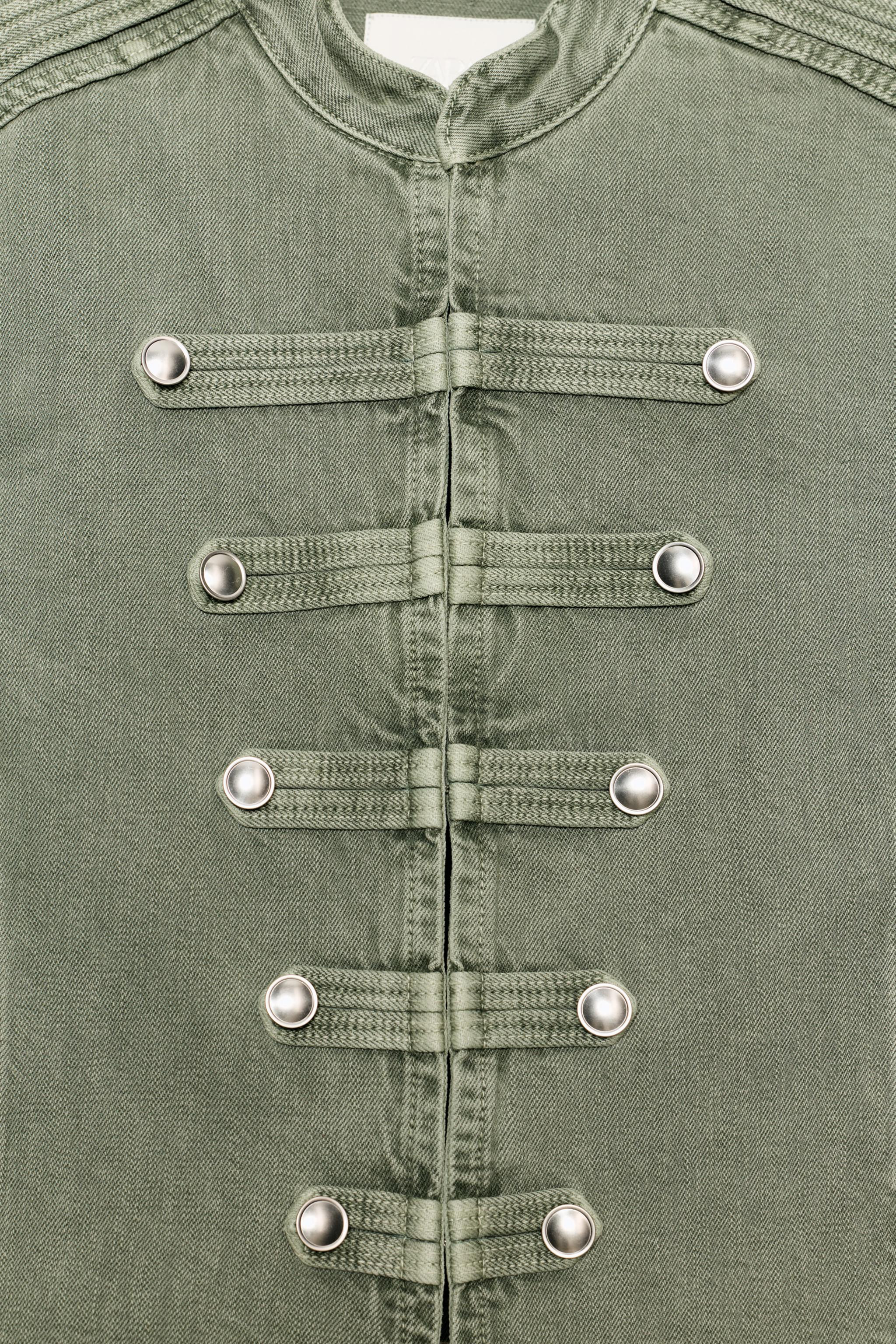 Jacke mit Rundhalsausschnitt und langen \u00c4rmeln mit Schlaufen. Kn\u00f6pfe und Applikationen ... | Zara DE