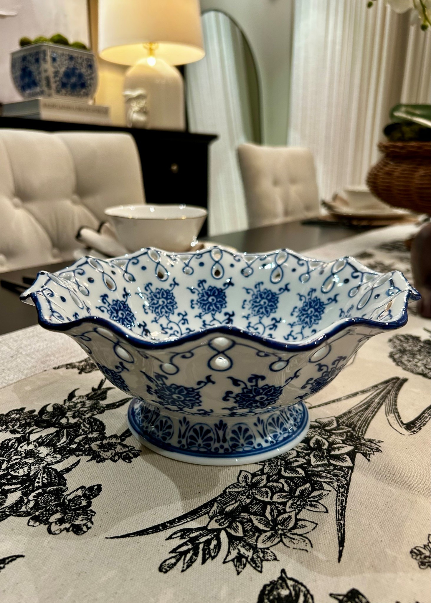 This blue + white moment will forever have my heart 🤍

the scalloped bowl adds the prettiest touch to the table — classic, timeless, and just enough detail to elevate everyday styling.

if you want the link, comment “link” and i’ll send it to you 💫

#ltkhome #homedecorfinds #tabledecor #neutralhome #cozyvibes

#LTKSeasonal #LTKHome #LTKSaleAlert