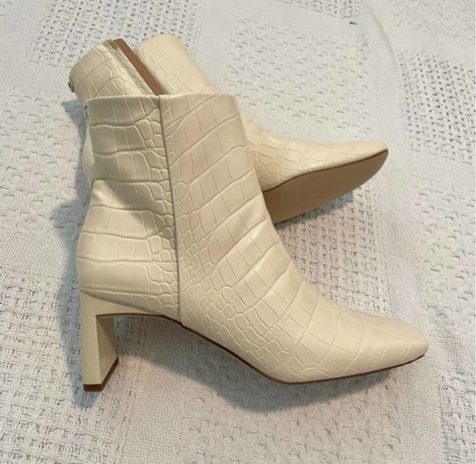 #samedelman #tammie #crocodileboots #whiteankleboots #crocodileankleboots #fashion #fashionista #embossedboots #model #runway #edgy #animal #circus #stylish #thinheelboots

#LTKshoecrush #LTKSale #LTKFind