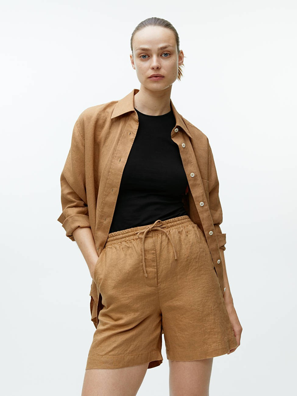 Leinenshorts mit Schnürung - Dunkelbeige - Trousers - ARKET DE | ARKET (EU)