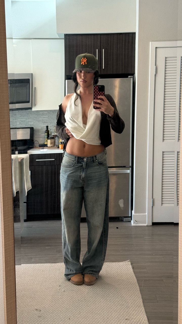 another day another outfit vid🎀
top @aritzia 
sweater @hm 
pants @urbanoutfitters 
shoes @stevemadden 
bag @coach