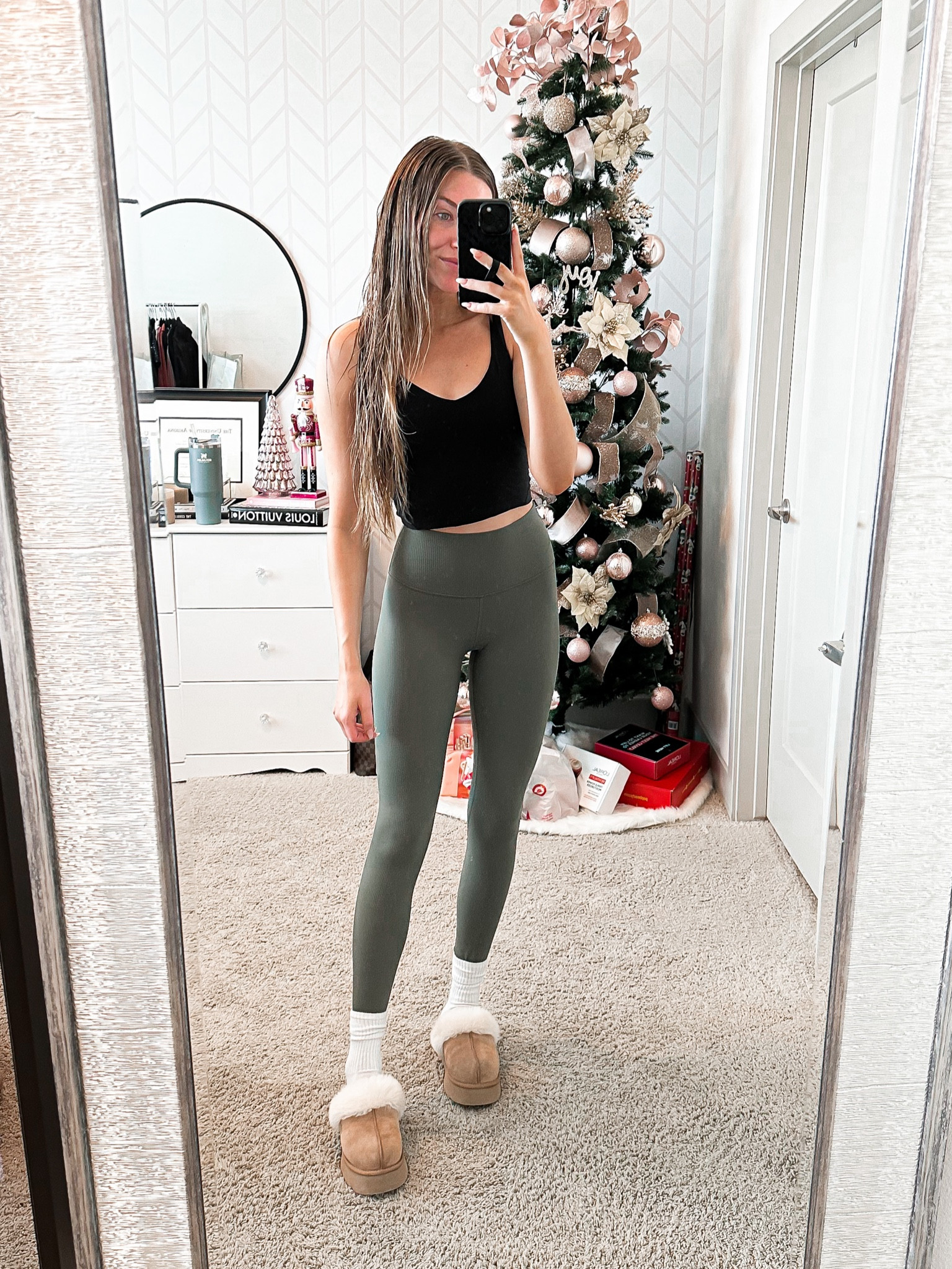 Lululemon align ribbed leggings in color army green! 25” length & I’m wearing a size 4