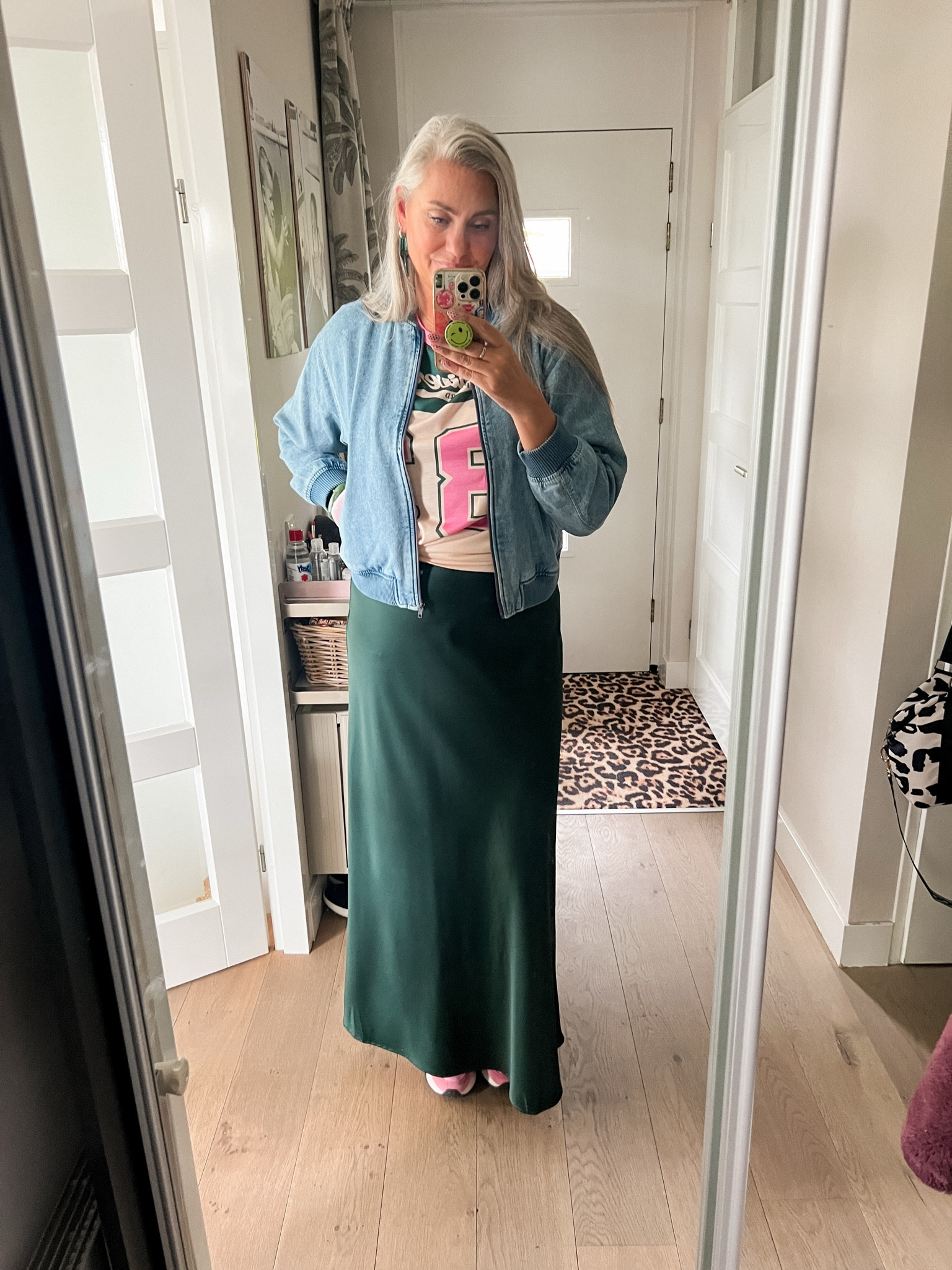 OOTD - Zondag. Een groene satijnen rok, gecombineerd met een football shirt, een denim bomber, opvallende broche en roze sneakers. 



#LTKnederlands #LTKeurope #LTKmidsize