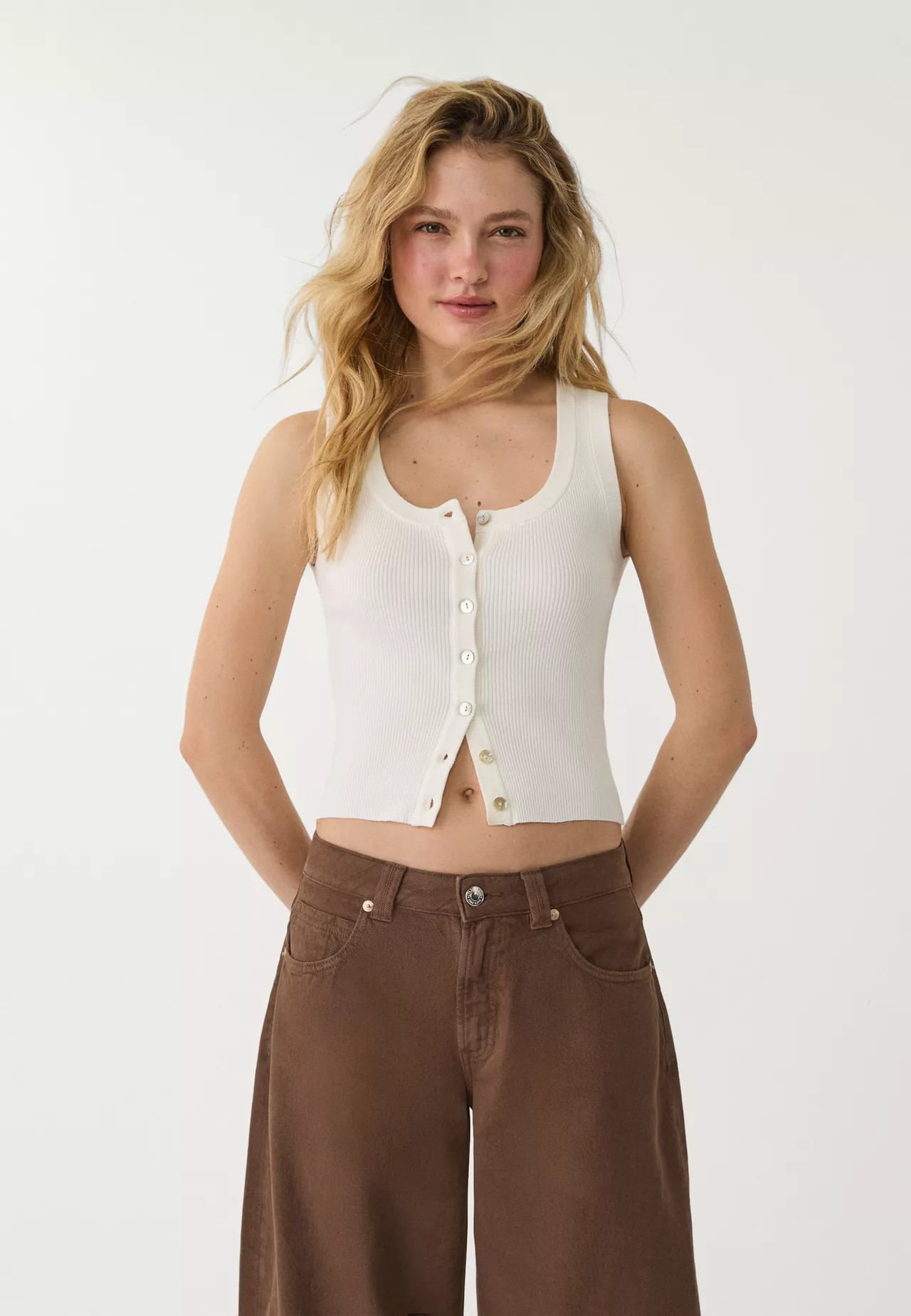 Geripptes Stricktop mit Knöpfen | Stradivarius DE