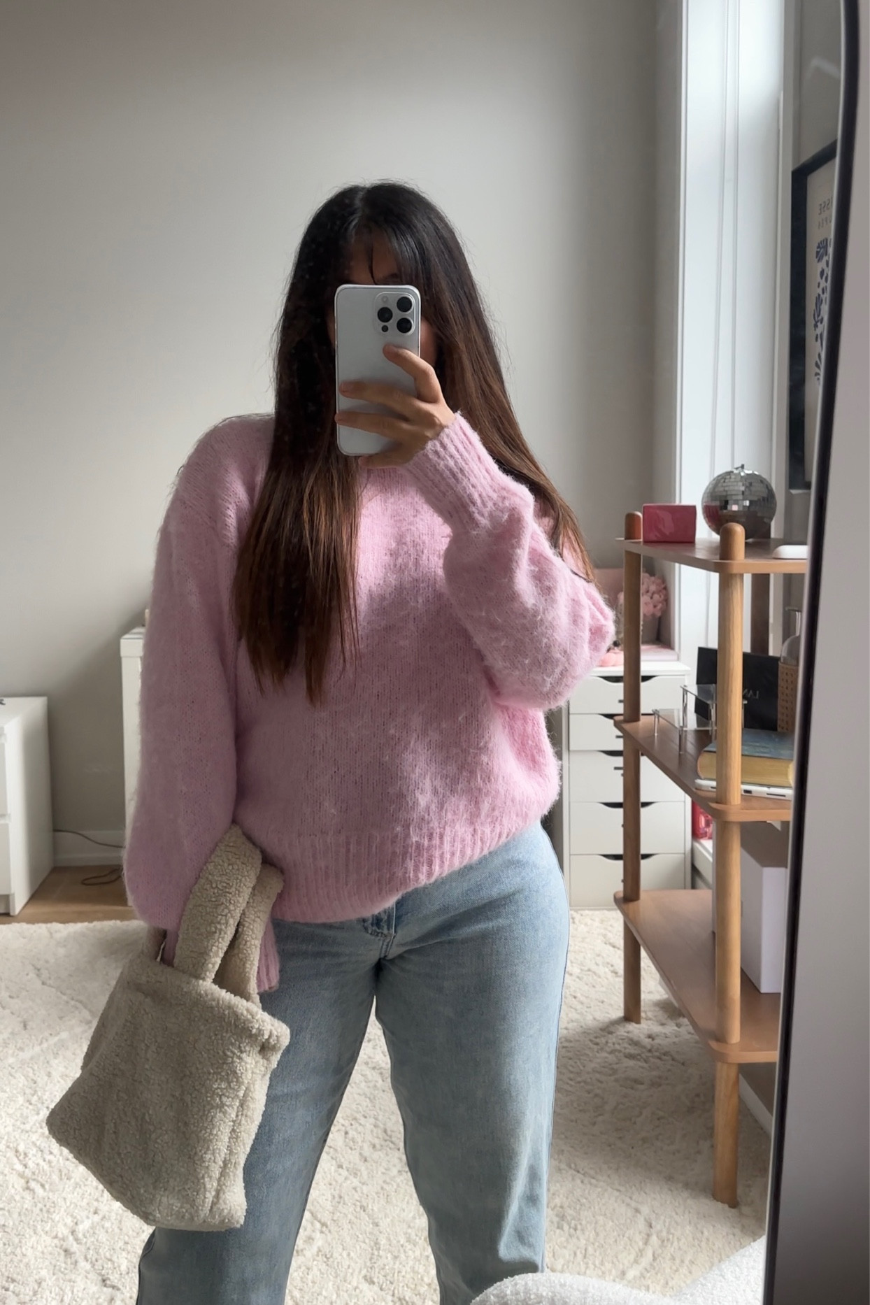Sweater is size L for an oversized look and color is 'light pink´. Jeans are from Hollister, my size is 28. The teddy bag is in color 'beige', I removed the crossbody handle.

#LTKSeasonal #LTKmidsize #LTKHoliday