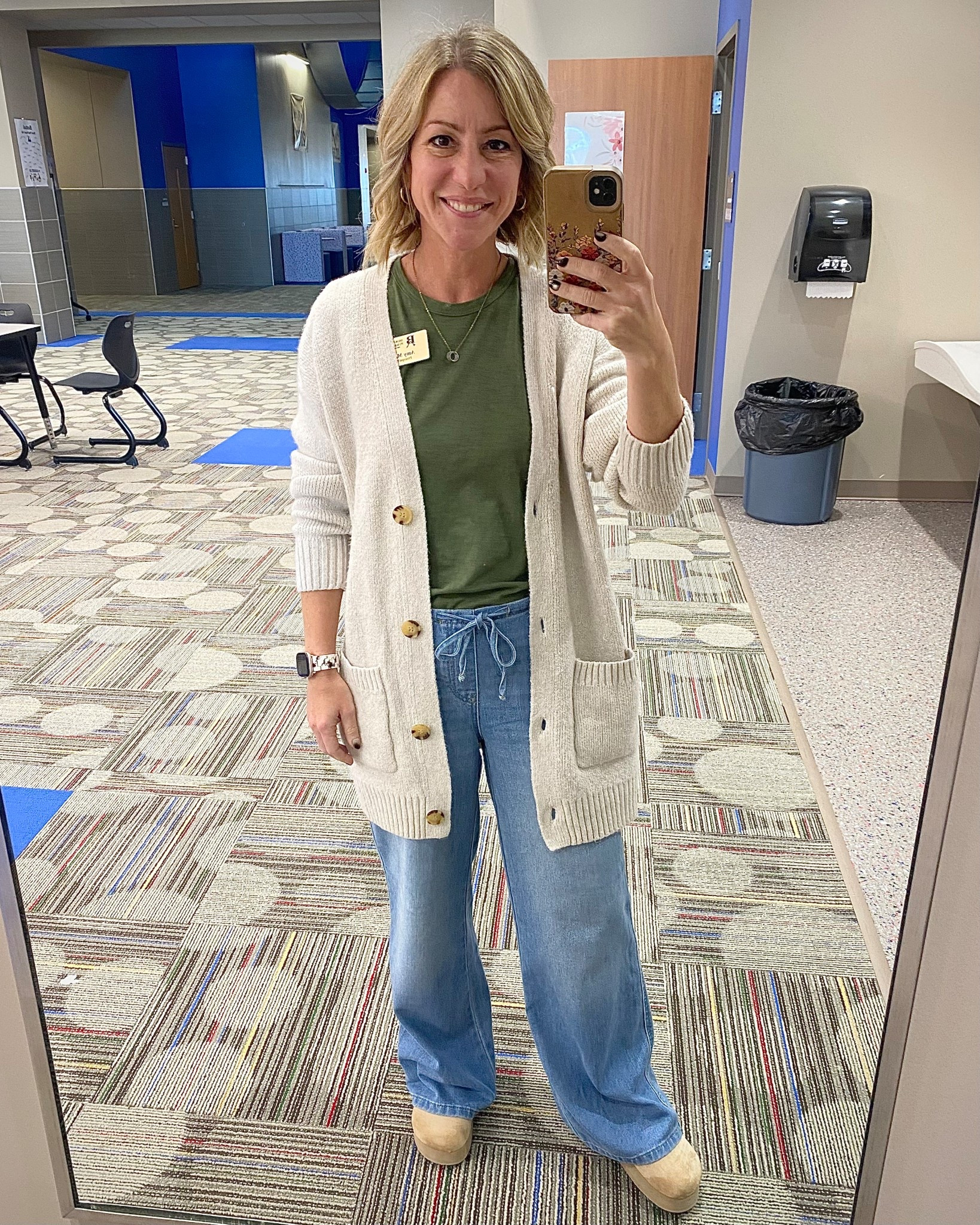 My Grandpa Cardigan will be a staple this winter! Comfy warm and super soft. Also loving these pull on jeans that are a lighter weight and could be dressed up easily with heels instead of my platform clogs  
Shop the link in my bio! 