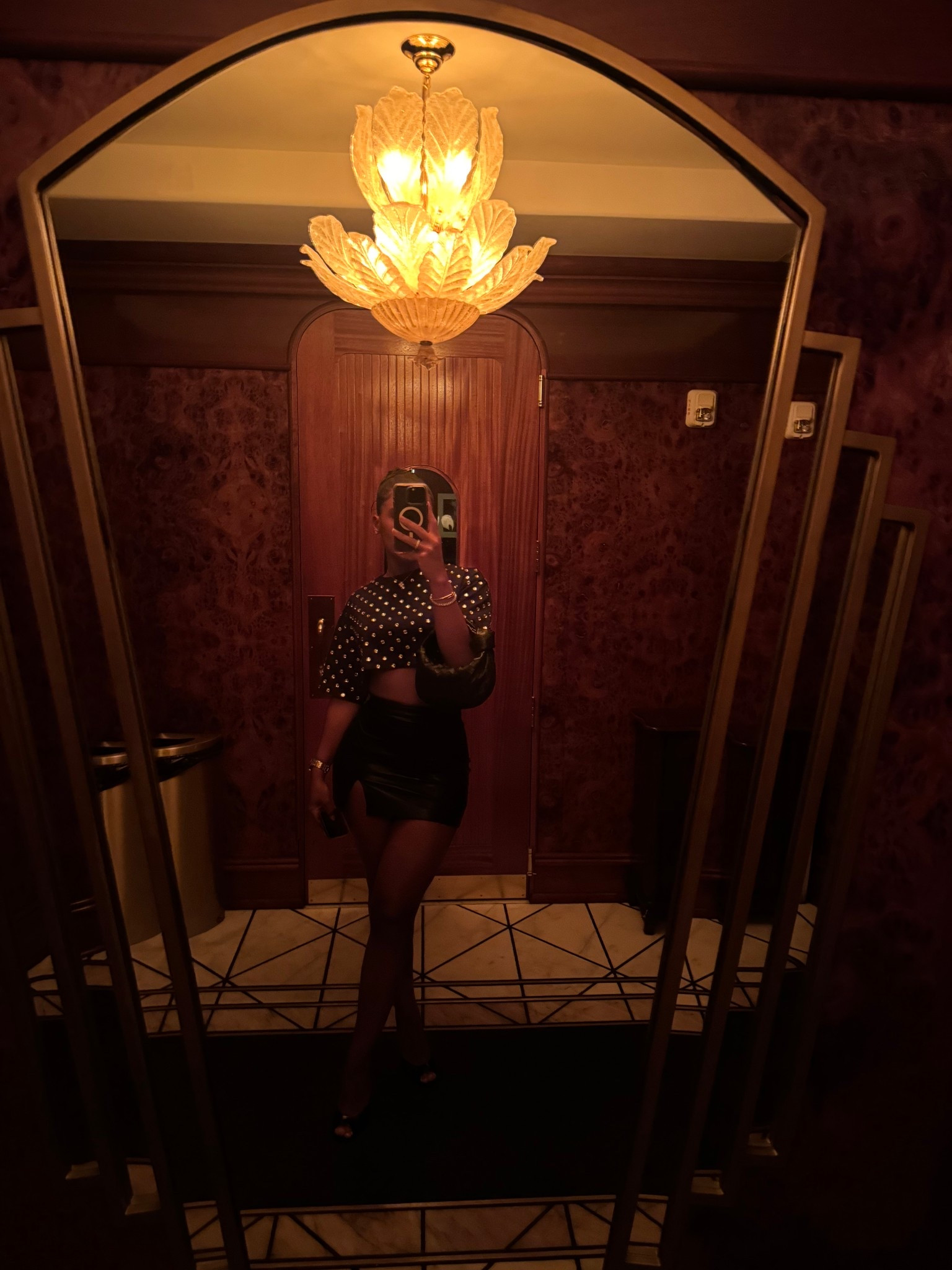 OOTN🖤
Skirt is from Aritzia but sold out online in black so I added some similar options from Revolve!