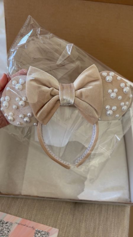 The cutest neutral color Disney inspired Minnie Mouse ears! 


Disney 
Disneyland 
Disney world
Minnie Mouse 
Disney ears 
Disney outfit 
Disney ootd
Disney vacation 
Valentine’s Day 
Mickey Mouse 
Disney 100th 
Neutral 
Neutral colors 
Velvet 

#LTKstyletip #LTKFind #LTKU