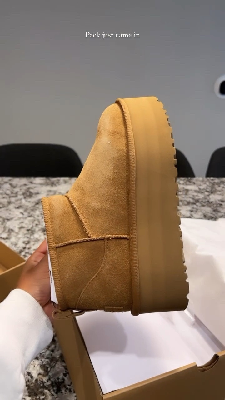 My favorite Ugg boots👢❄️

Size 7 in women’s 