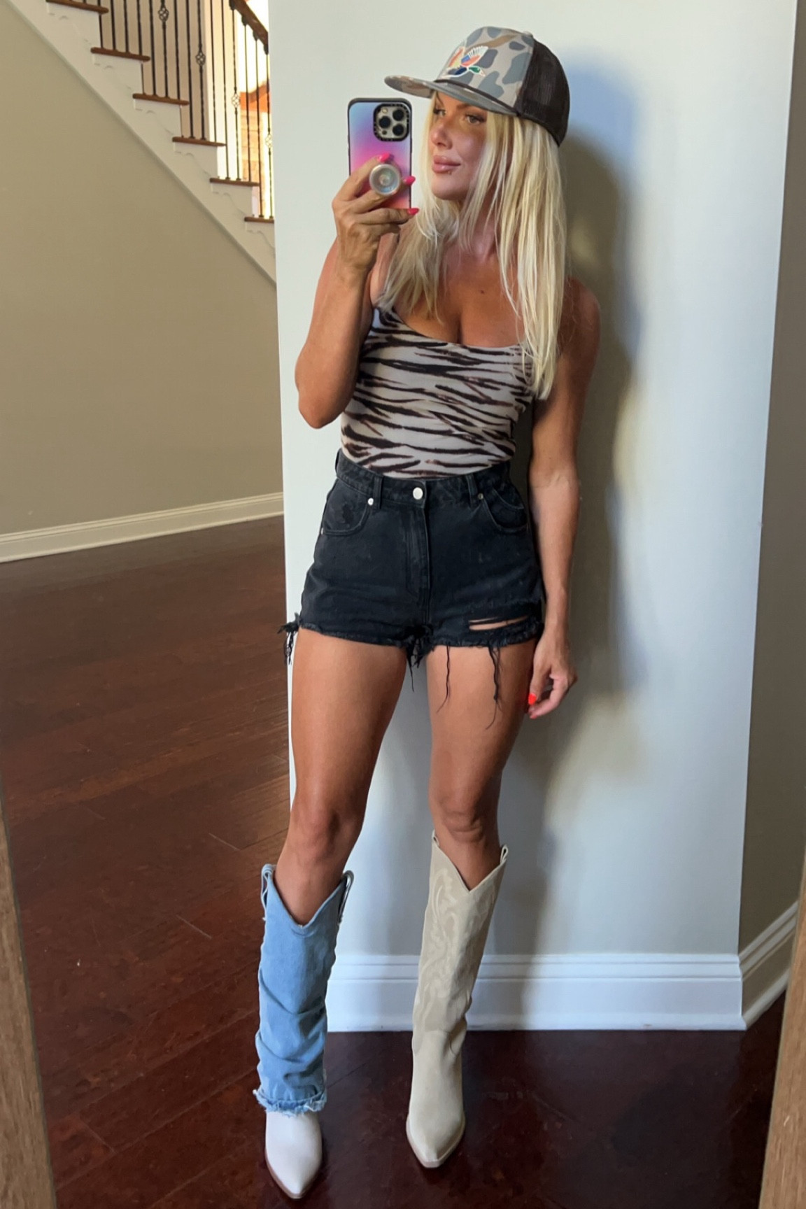 🌾🍻🪵🦆✨

Rollas duster short | country concert outfit | Burlebo trucker | denim boots | jc boot 