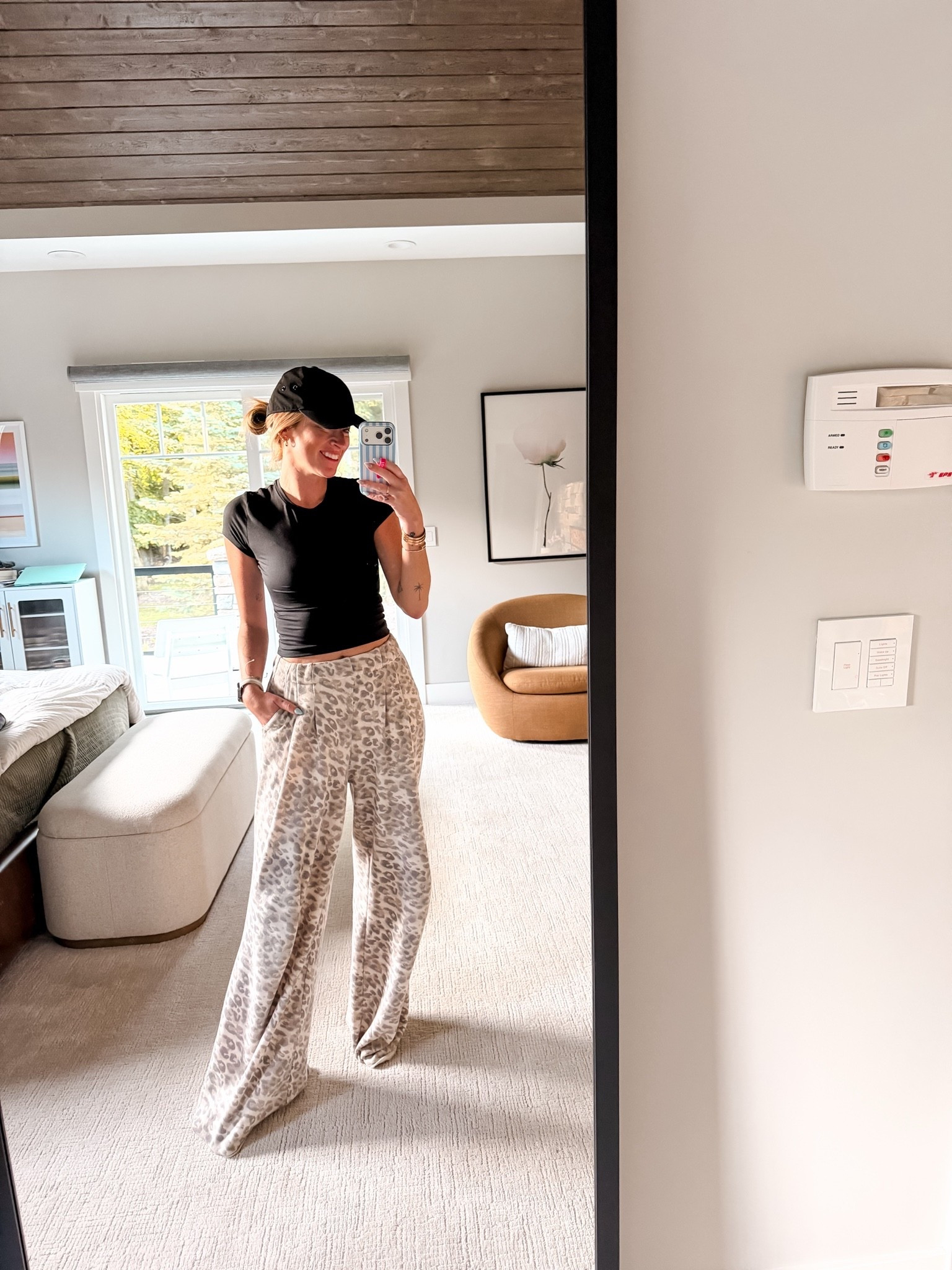 Soccer mom lazy fall day outfit ideas 
Comfy styles and aerie sweatpants