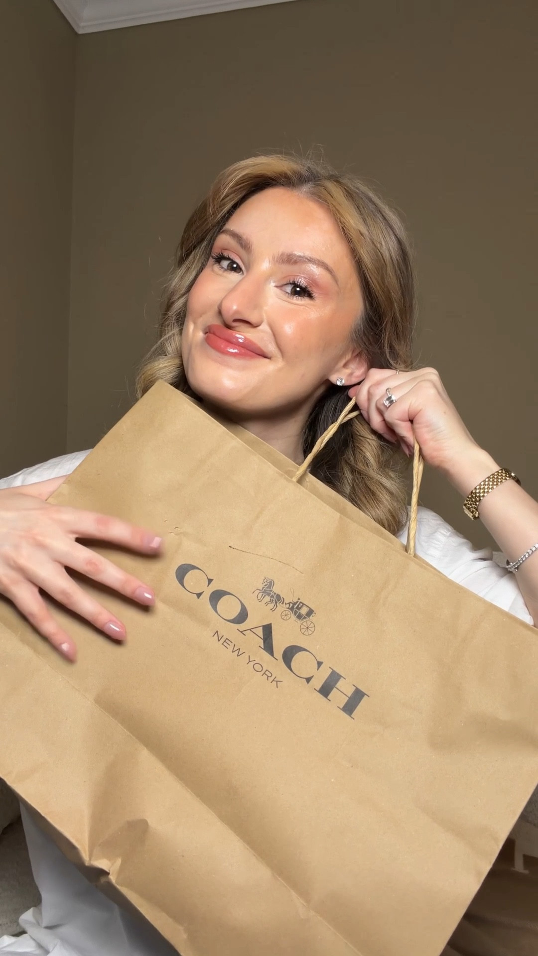 Unboxing my newest Coach Outlet mini Rowan bag from their latest collection 💗 this bag and the accessories are perfect for spring with just the right amount of fun pastel colors for me

Coach mini Rowan in cream
Coach heart and key bag charm
Coach pastel rainbow pattern Twilly


