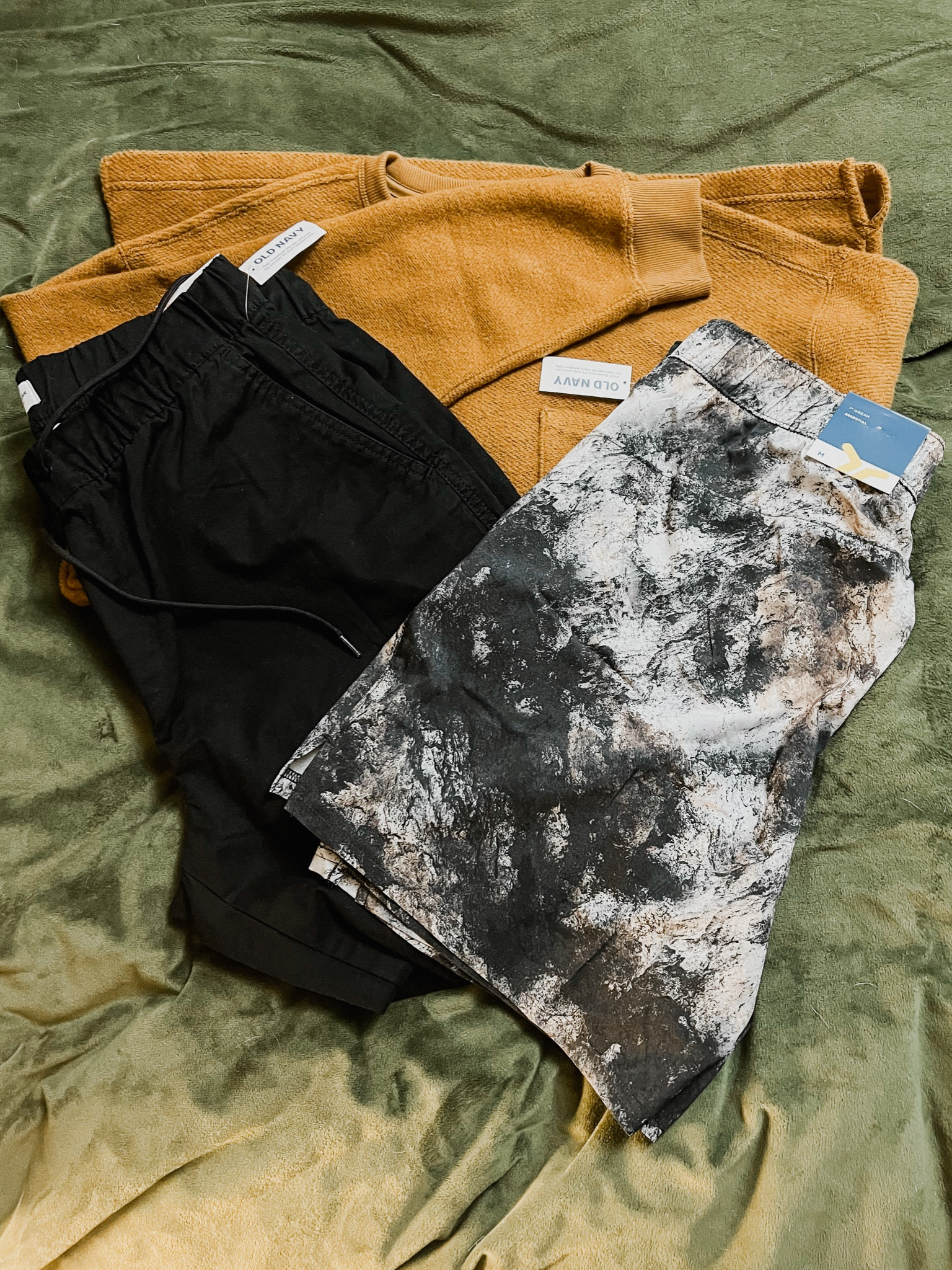 I got my #husband these cool shorts from #OldNavy 💙 I also got him this sweater and pair of #joggers to wear together! 
#menssweater #mens #mensclothes #mensfashion #oldnavyhaul #menshaul #clothinghaul

#LTKMens #LTKSaleAlert #LTKActive