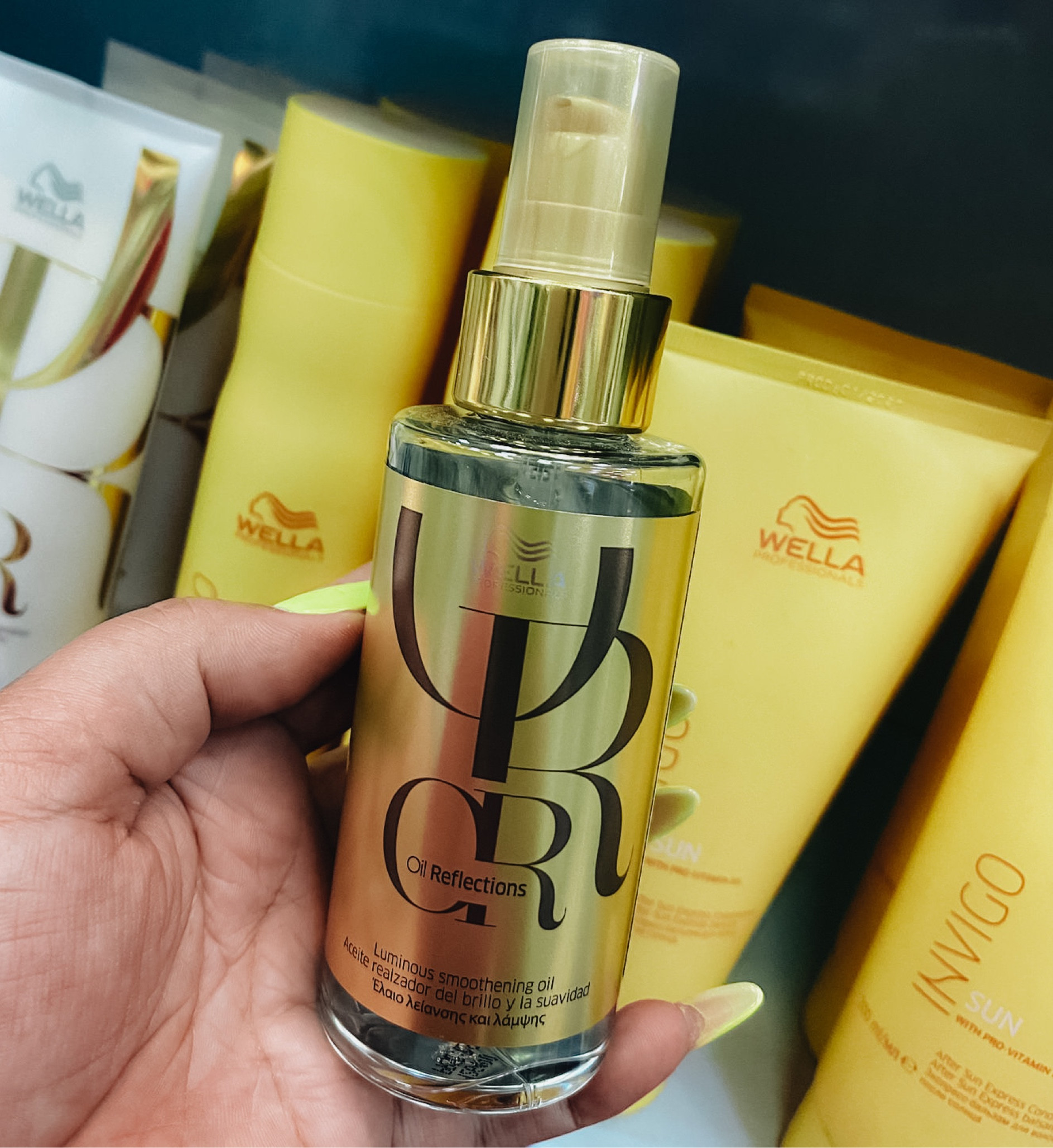 Óleo para todos os tipos de cabelos. Proporciona um efeito gloss com nutrição e proteção dos fios.
Perfeito para quem gosta de um
Cabelo hidratado e com um brilho radiante 😍

Eu uso ele para finalização de escova, o brilho fica impecável 😍 
Super recomendo ☺️

#LTKbeauty