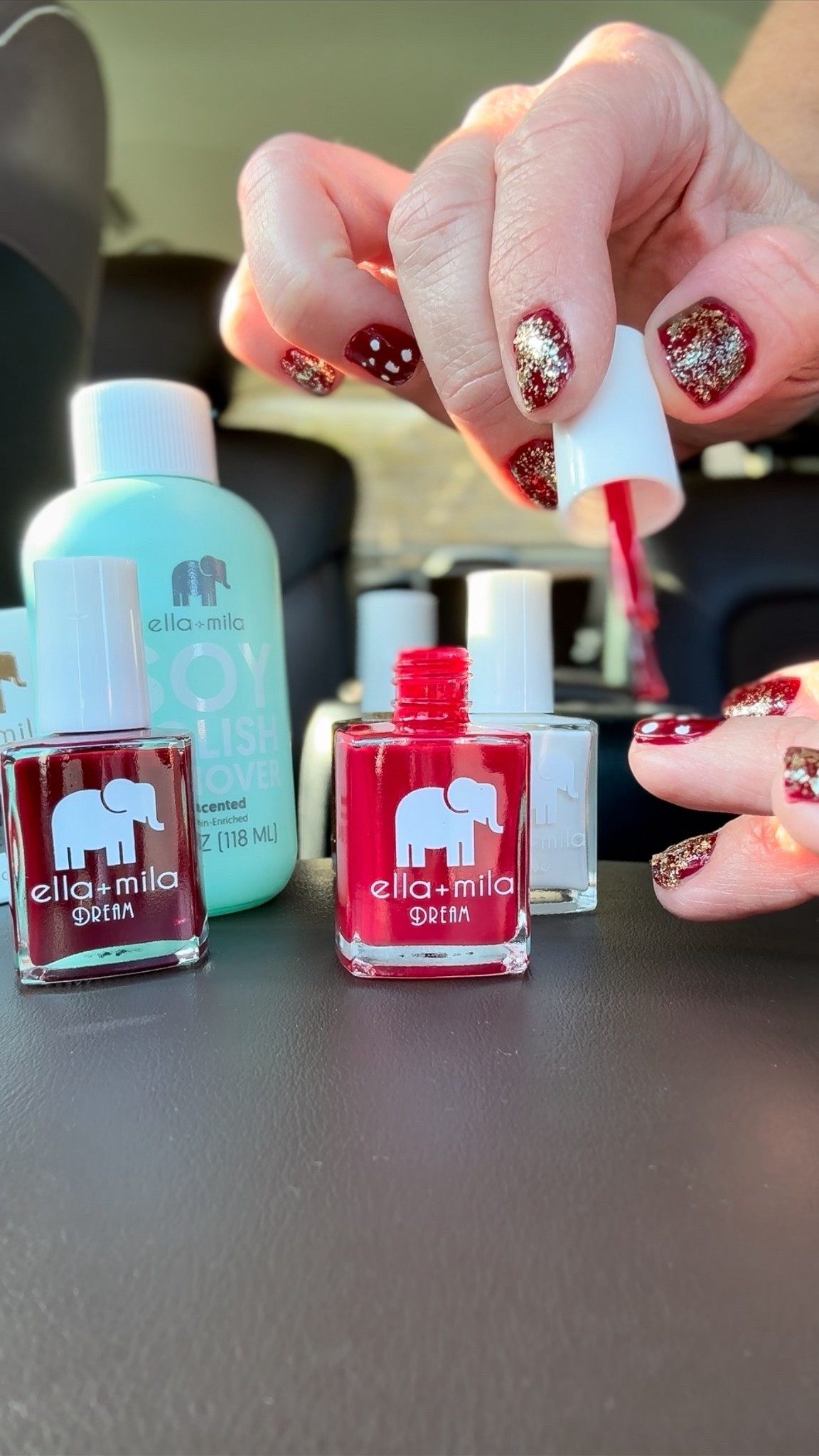 Here for some easy holiday nails 🫶🏻

#LTKHoliday #LTKmomlife #LTKgrwm