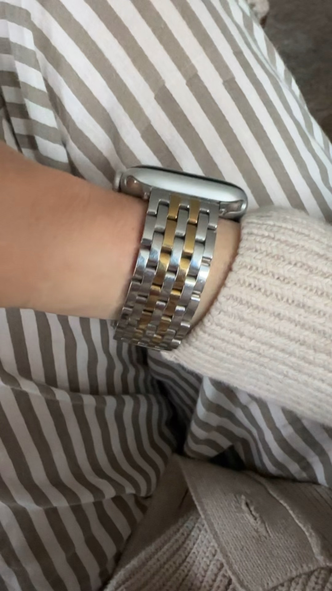 🤍🤎 this two tone Apple Watch band is going strong and looks the same as the day i got it! looks much more expensive than it was. 