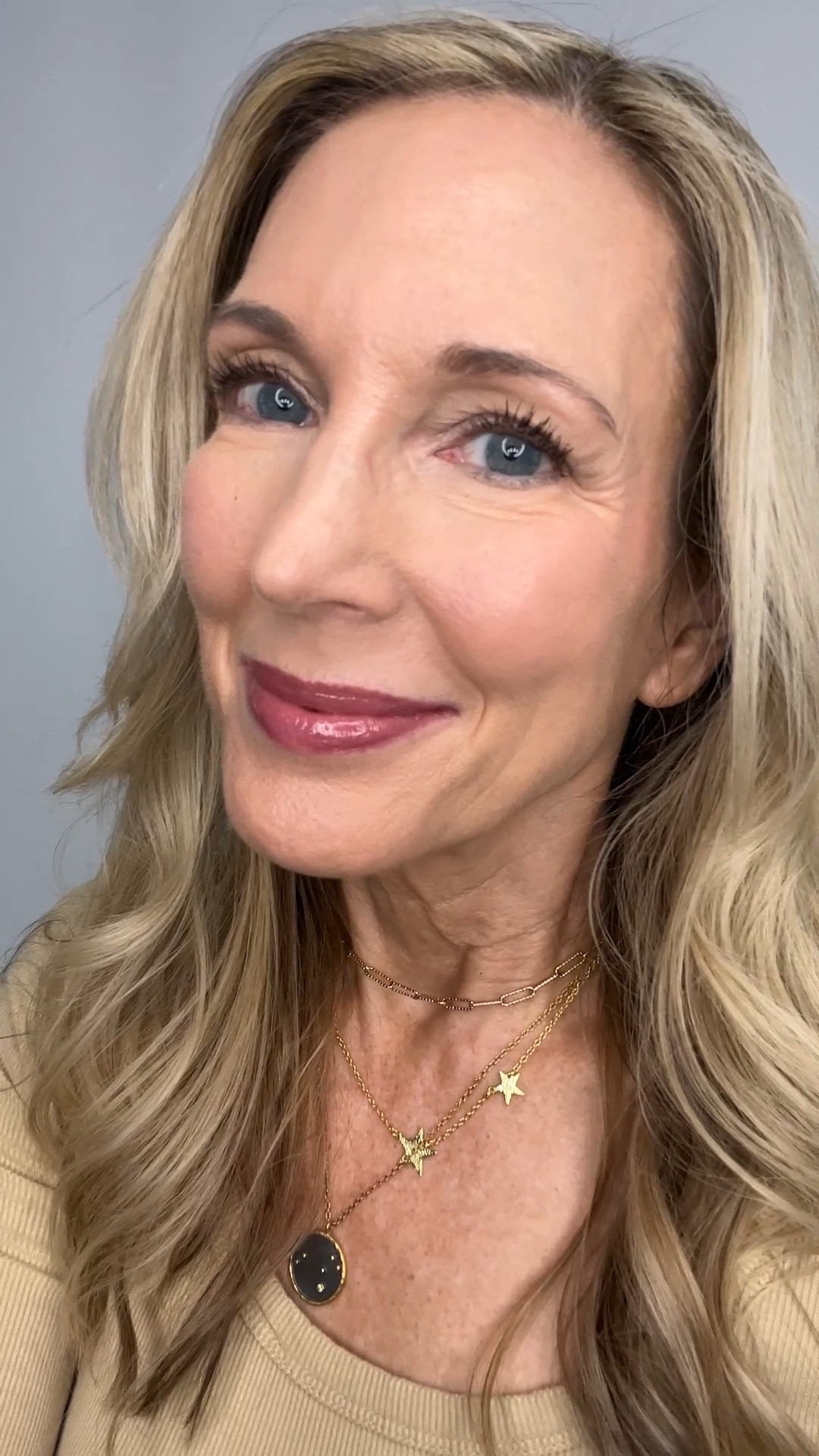 10-Minute Makeup for Night Out | Pressed for Time!

Shades used:
Foundation: 25 Light Neutral
Concealer: 210
Blush: Pinkalicious
Setting Powder: Light/Medium
Eyeshadow Stick: Thrift Shop
Eyeshadow Palette: Jute
Upper Eyeliner: Shimmer Olive
Lower Eyeliner: Fresh Mint
Lipstick: Is It Fu$$y

#LTKVideo #LTKbeauty #LTKover40