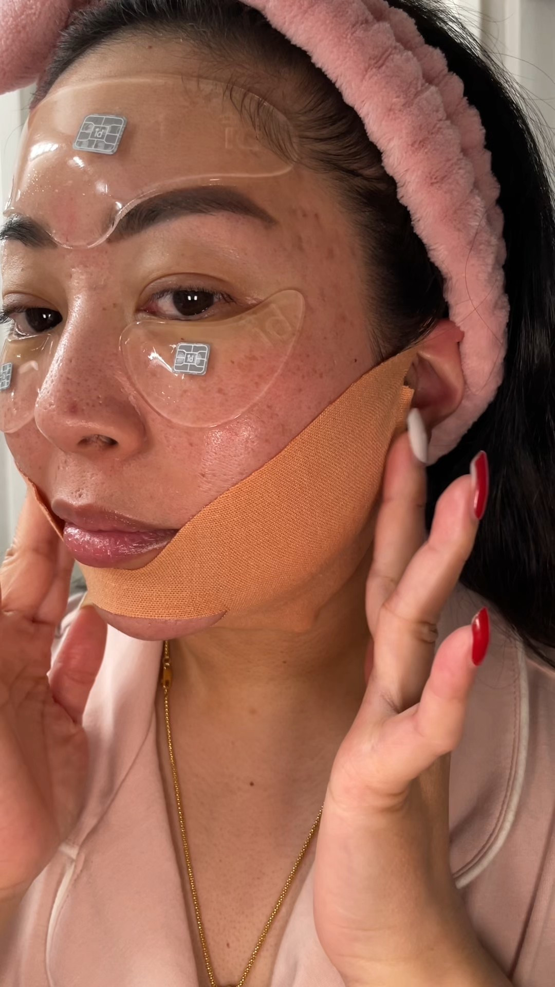 Microcurrent energy on hydrogel patches?! @idplacosmetics_official @idplacosmetics_global 

Innovative hydrogel patches with microcurrent application deliver advanced care for improved skin texture and elasticity.
I found that you don't even feel the microcurrent patches and it doesn't not hurt at all. I felt super hydrated after 30 mins of wear

#idPlacosmetics #LipFitler #idFaceFitPlusPatchV3
#idFaceFitMinusBandV3 #HydrogelPatches
#MicrocurrentPatches #KSkincare #KBeauty #Firming #Lifting #Jawline #AntiWrinkle #Brightening

#LTKBeauty