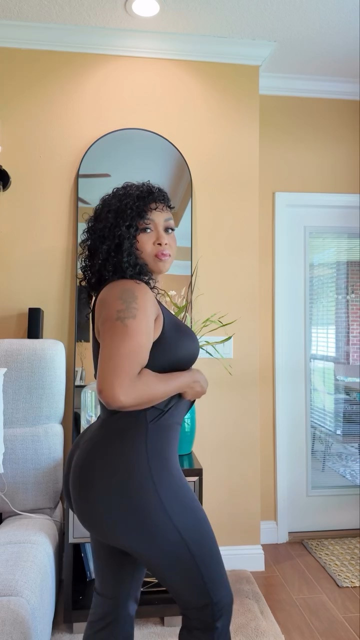 Bare Essentials™ AirSlim® High-Waisted Tummy Control Flare Leggings

Check out with code Ebony11 for 15% of your total purchase… and thank me later 😘

I’m wearing a size large (39-29-46)

#shapellx #shapewear #tummycontrol #bodyconfidence#curvyfashion