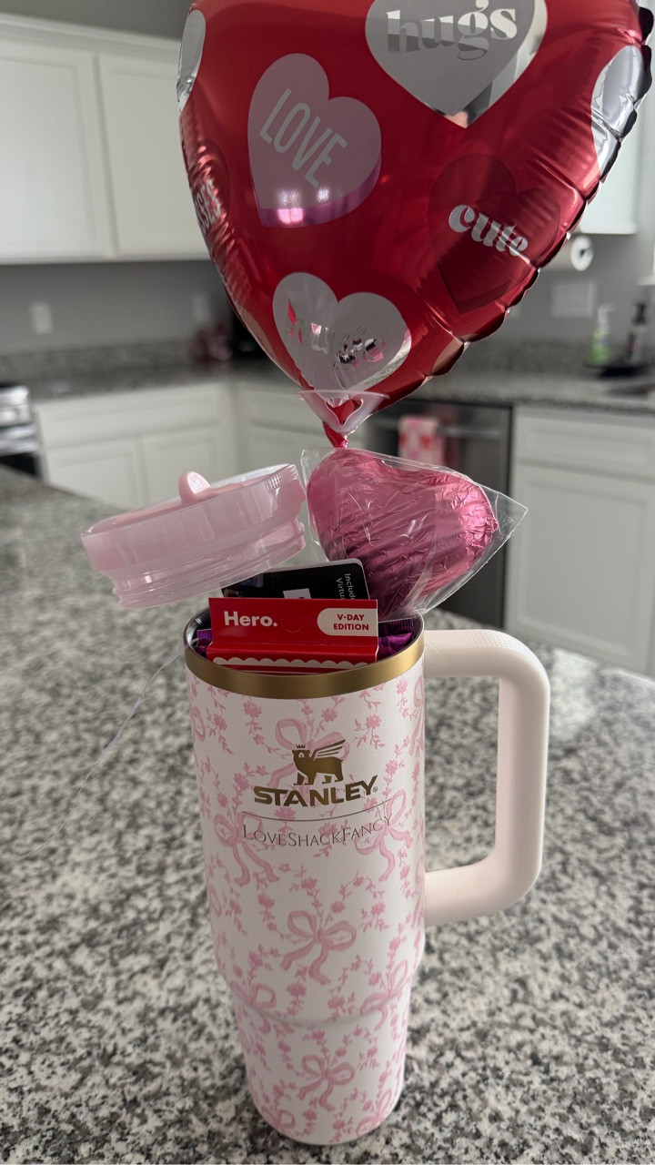Valentine’s Day gift for my girl💕🎀 #asmr #valentinesday #valentinesdaygift #pinkaesthetic #giftideas @stanley_brand