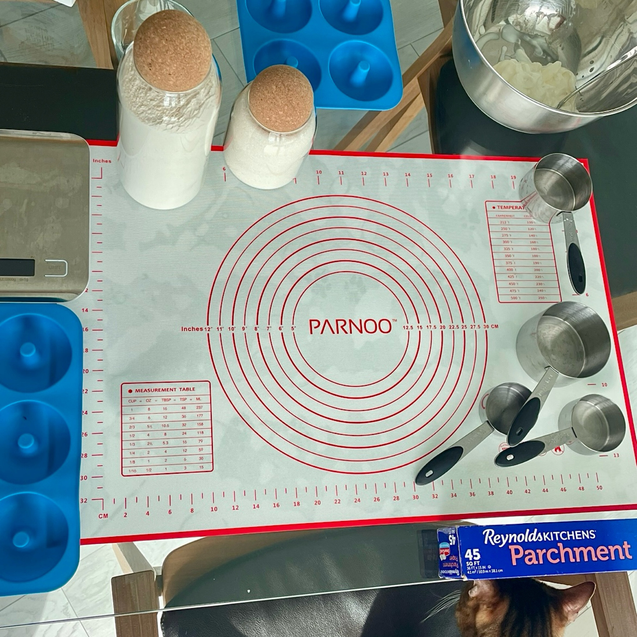 I love this silicone baking mat , it adheres well to the surface and is easy to remove and wash. So convenient! 