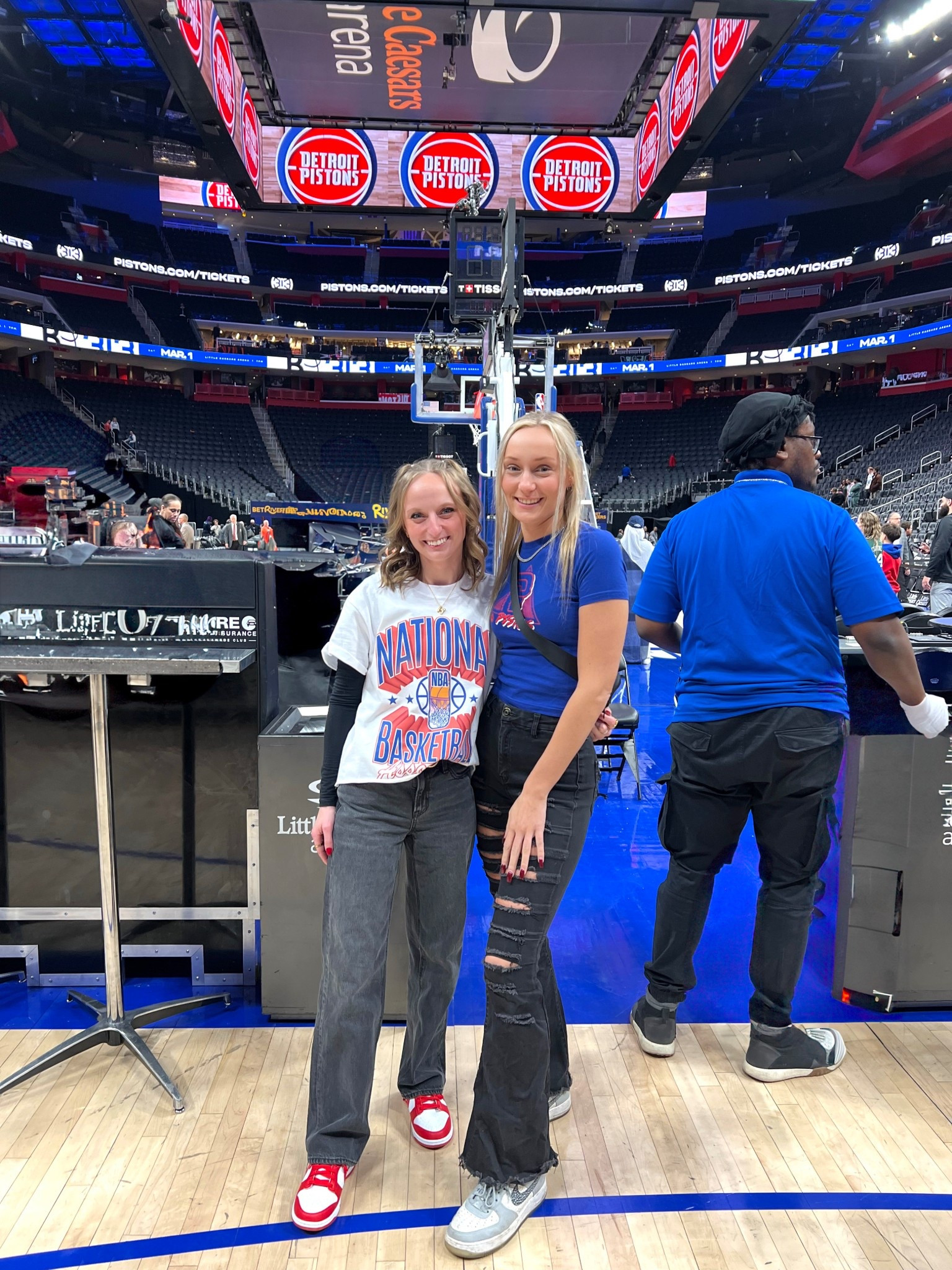 DEEE-TROIT BASKETBALLLLL ♥️🏀💙