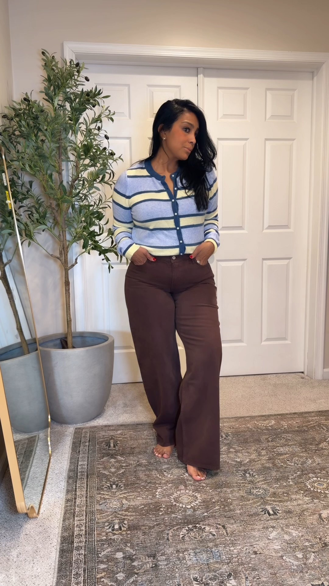 One top… two completely different vibes 🤍🌿

Styled it with brown denim for an elevated everyday look ✨
and with sweatpants for those comfy, on-the go mom days.

This Abercrombie knit is the definition of spring versatility easy, flattering, and wearable no matter what your day looks like.

Which one are you picking: DENIM or COMFY? 👇. #AbercrombieStyle #AbercrombiePartner #SpringOutfitInspo #MomStyle

#LTKdayinmylife #LTKgrwm #LTKmomlife