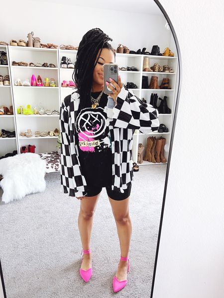 Blink 182 t-shirt, bike shorts, checkered bell sleeve top, pink flats


linking similar✨

#LTKfind


#LTKSeasonal #LTKstyletip #LTKFind