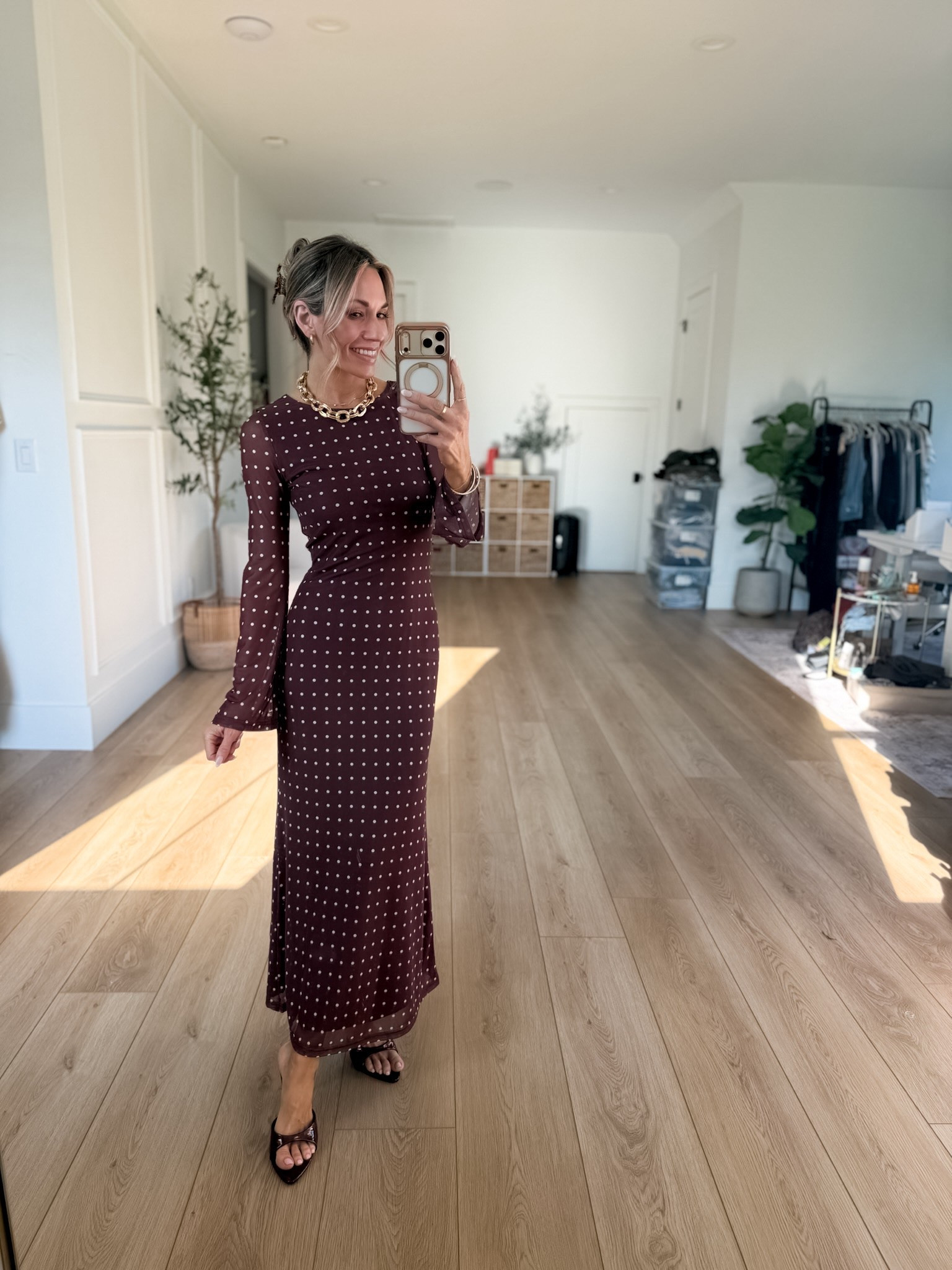 How gorgeous is this brown polka dot dress?! Would be so perfect for Thanksgiving dinner, date night or to wear to a fall wedding! 🤎 I am 5’2 and wearing the xsmall.