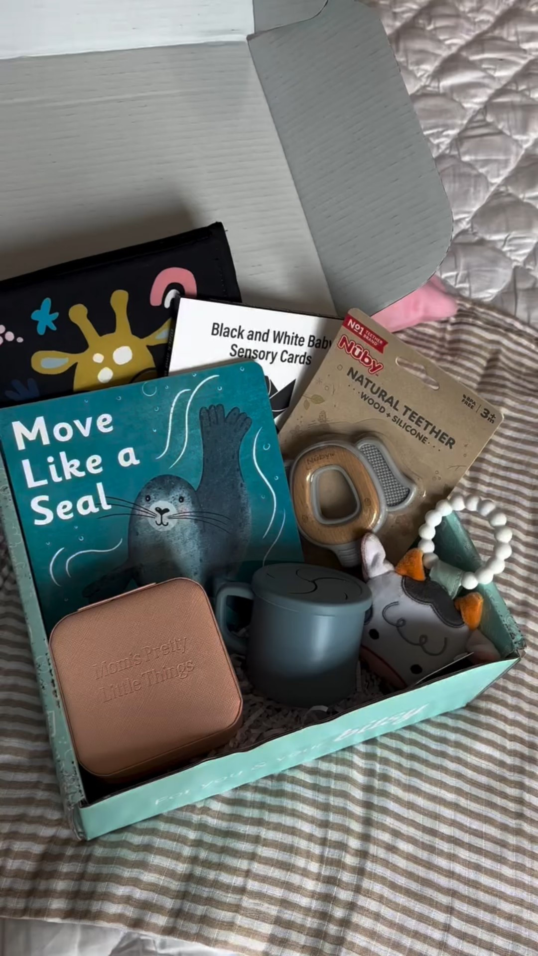 YAY! This month’s @bitsyboxes is filled with fun & functional goodies to help your little babe build strength, hit milestones, and enjoy tummy time! 🩵👏🏻

get your box now @ the link in my bio 🔗
@bumpboxes @bitsyboxes 

#bumpboxespartner
