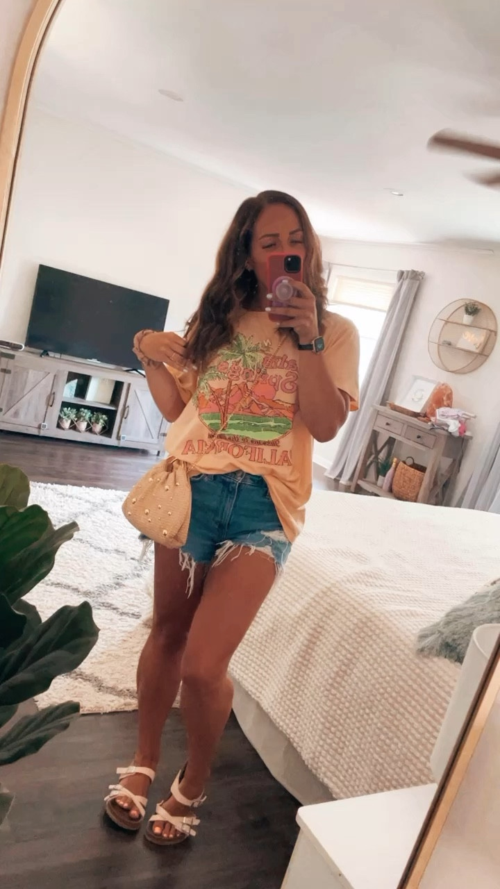 Summer Vibes: 

Keep it cool and casual in a graphic tee and Abercrombie shorts for a sunny Sunday shopping trip☀️

Abercrombie 
Denim shorts
Sandals
Summer outfit
Summer sandals
Pink sandals
OOTD 
Casual outfit

#LTKSeasonal #LTKStyleTip #LTKShoeCrush