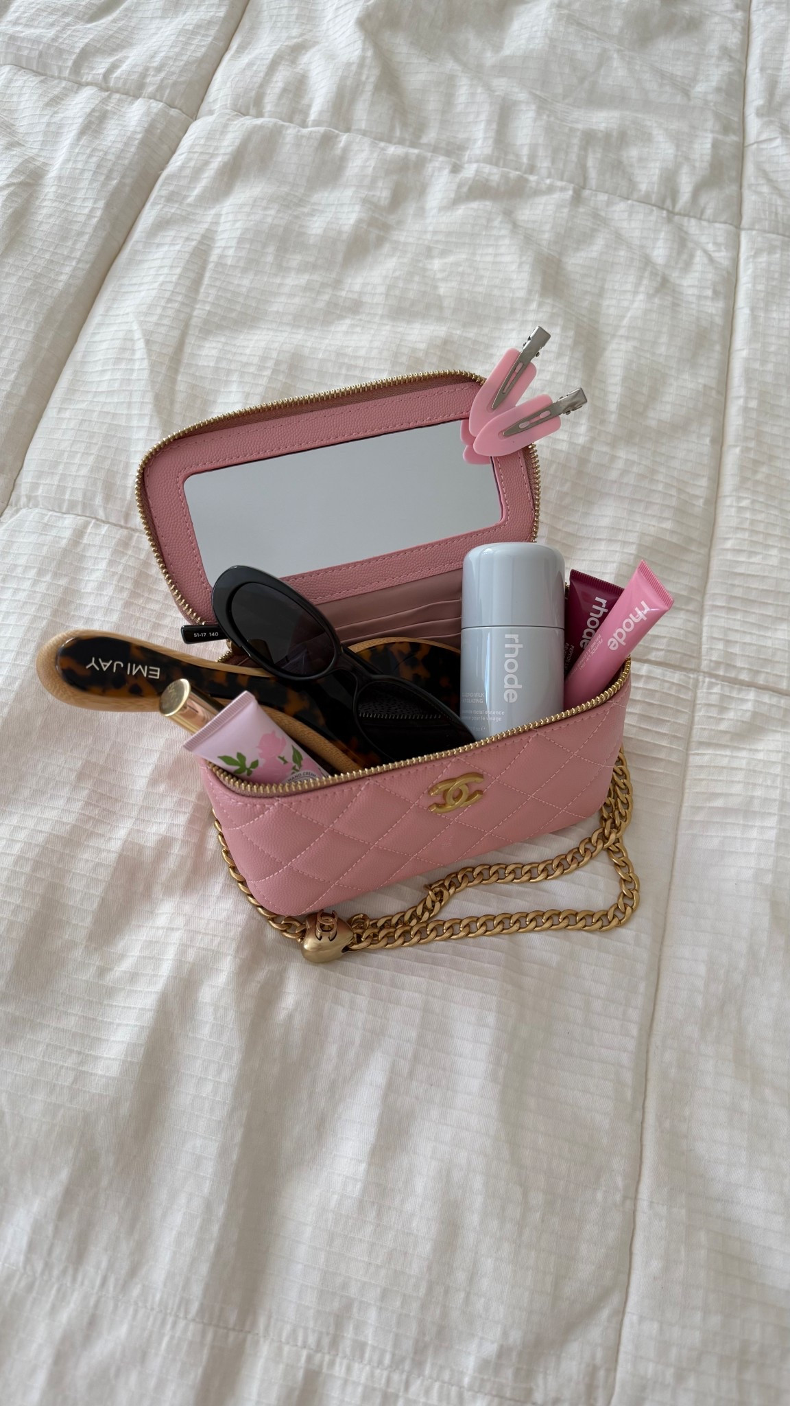 what’s in my vanity bag 

#LTKSpringSale #LTKFindsUnder100 #LTKBeauty