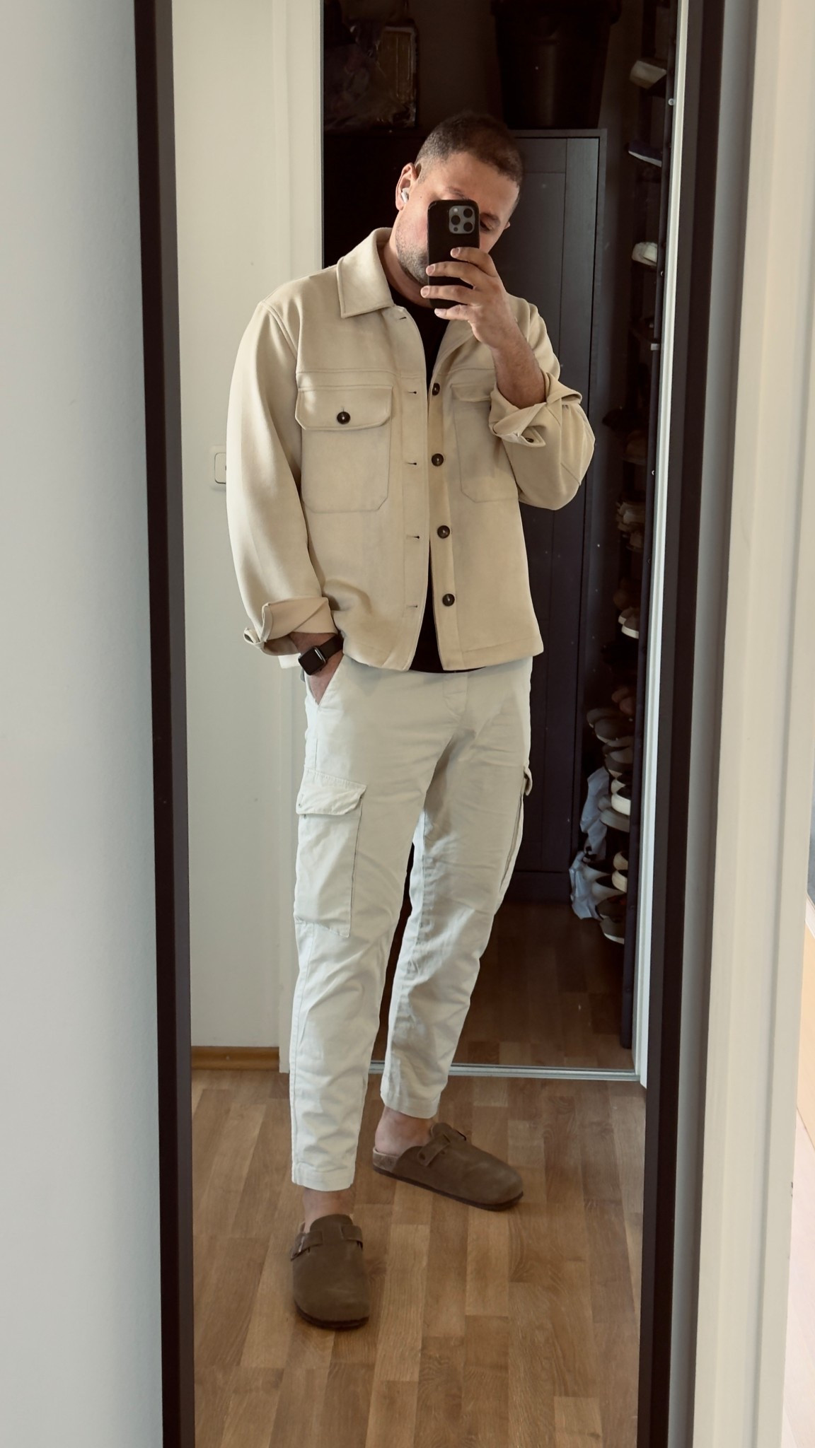 Suede jacket for men with men cargo pants & birkenstock sandals



#LTKSeasonal #LTKootd #LTKMens