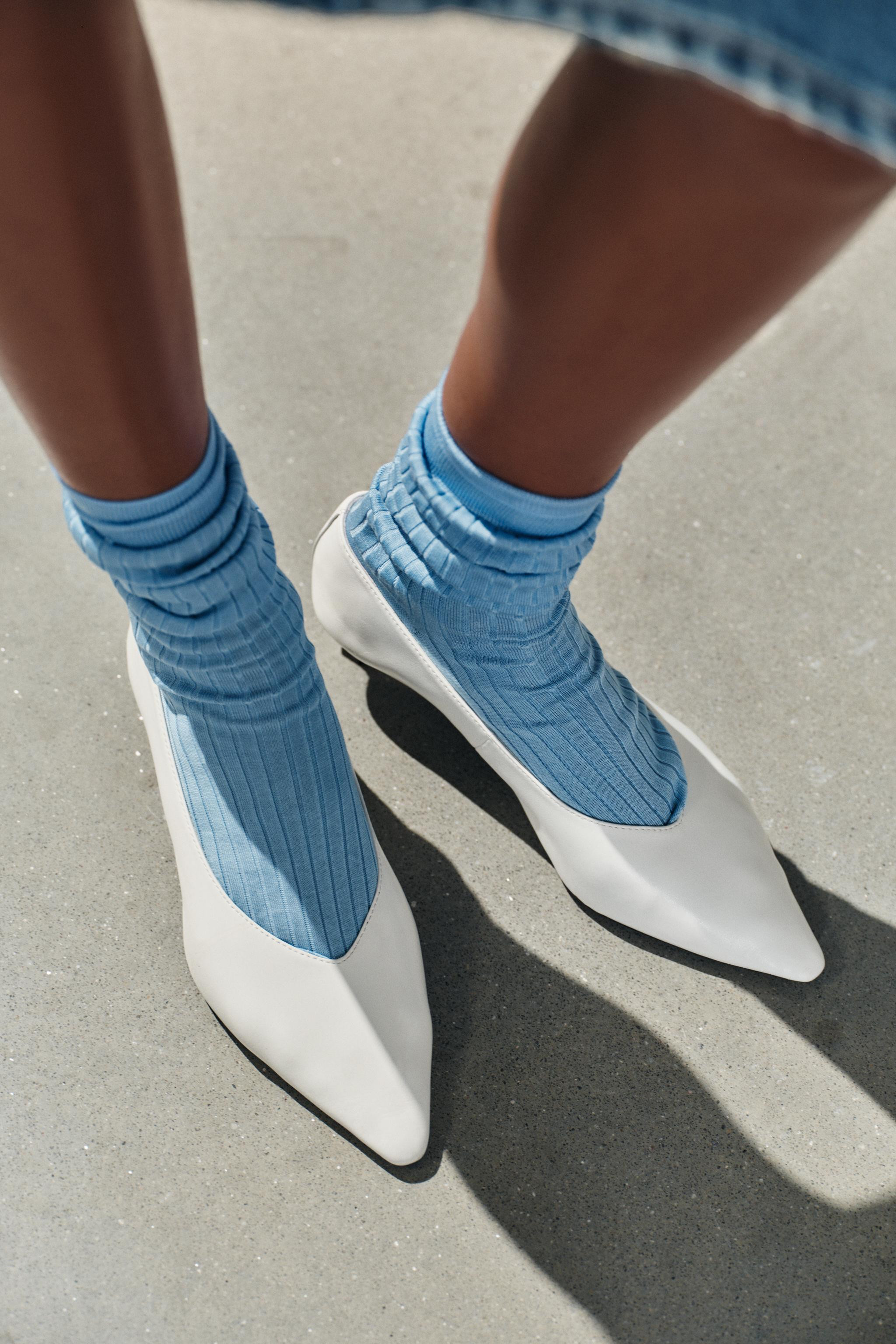 Soft leather heel shoes. V-cut vamp with topstitching detail. Slim kitten heel. Pointed toe.Heel ... | Zara US