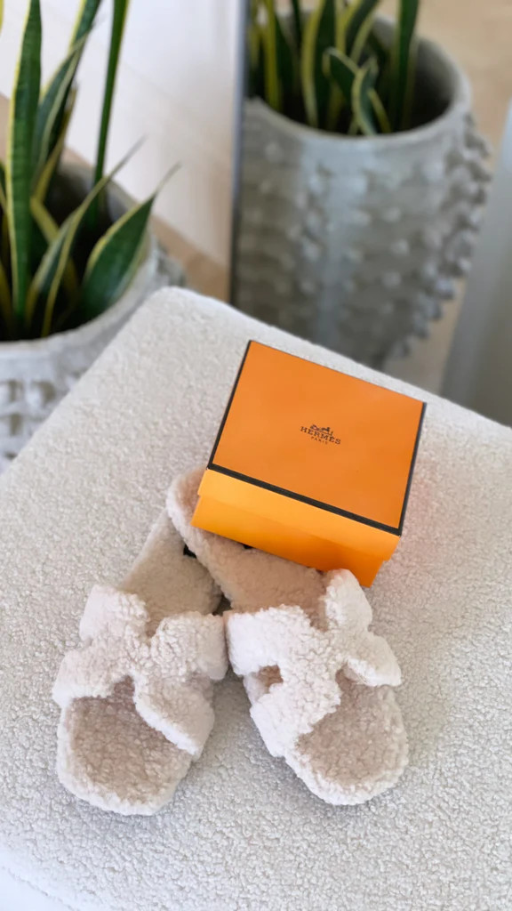 NEW!! the Icon Sherpa Scuff in Cream | Glitzy Bella