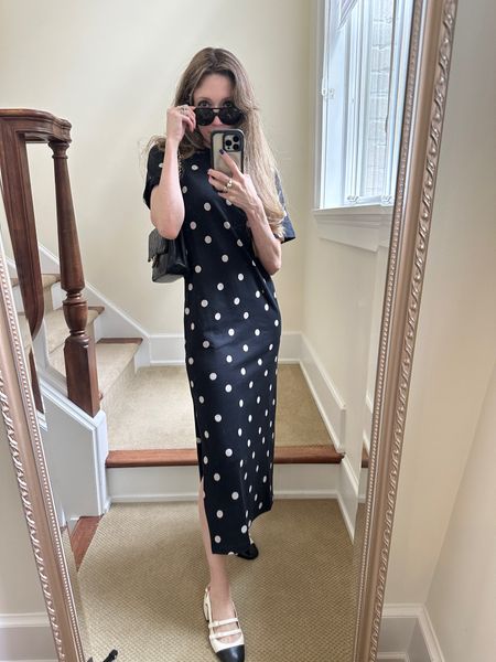 Polka dot tshirt dress perfection! TTS and super chic this maxi dress will make you look chic and cute from coffee run to date night because spring outfits should be easy!