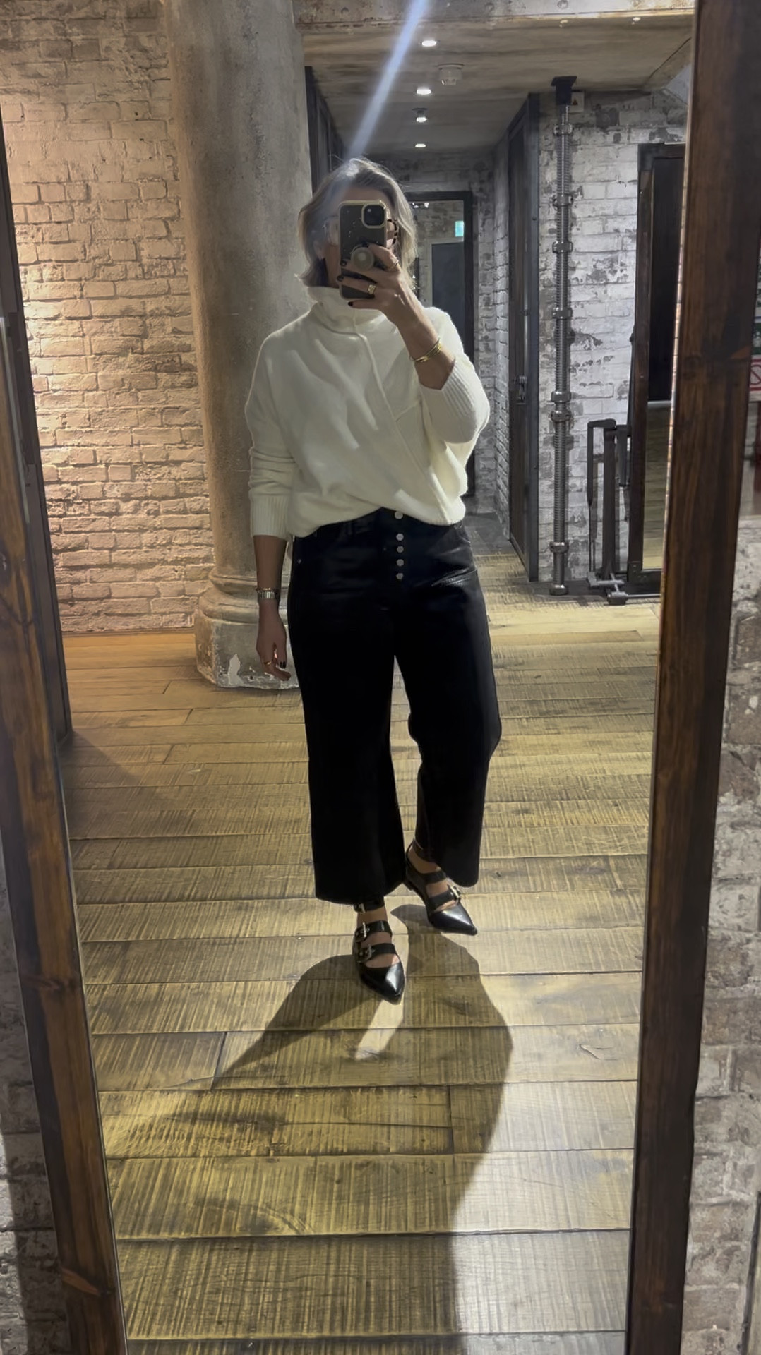 Coated jeans and jumper look at Allsaints ✨ and my new favourite shoes

Pointed flats/partylook


Tay Wide Leg Denim Carpenter Jeans size 28 (I sized down one) 
Jumper size medium 
Shoes true to size


#LTKover50style #LTKpartywear #LTKstyletip