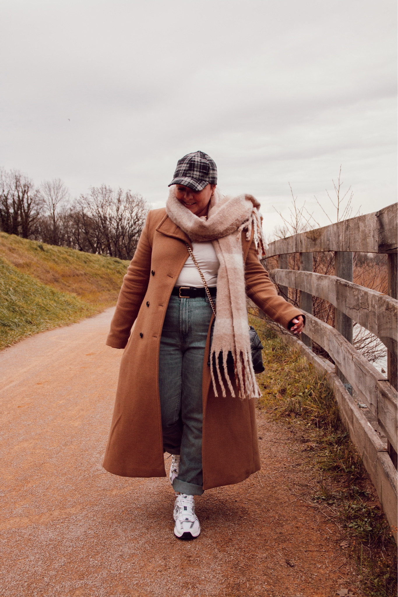 ✨ Tenue d’hiver comfy & stylée pour une balade parfaite ✨
J’adore mixer des pièces intemporelles avec des touches modernes, et cette tenue en est le parfait exemple ! Le manteau camel classique apporte une belle structure, tandis que les sneakers ajoutent une touche décontractée idéale pour marcher confortablement. 🌿

#LTKeurope #LTKwinter #LTKfrance