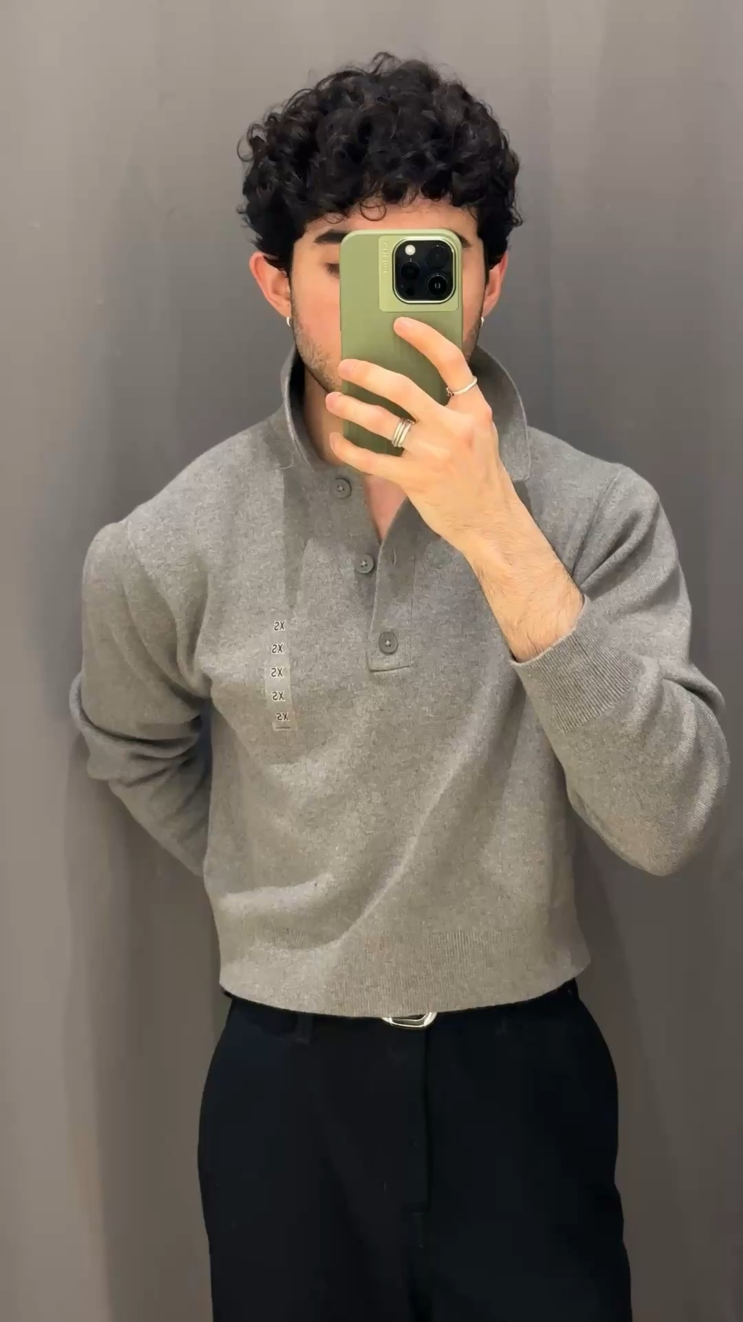 Frühling outfits | graues polo | schwarze jeans 