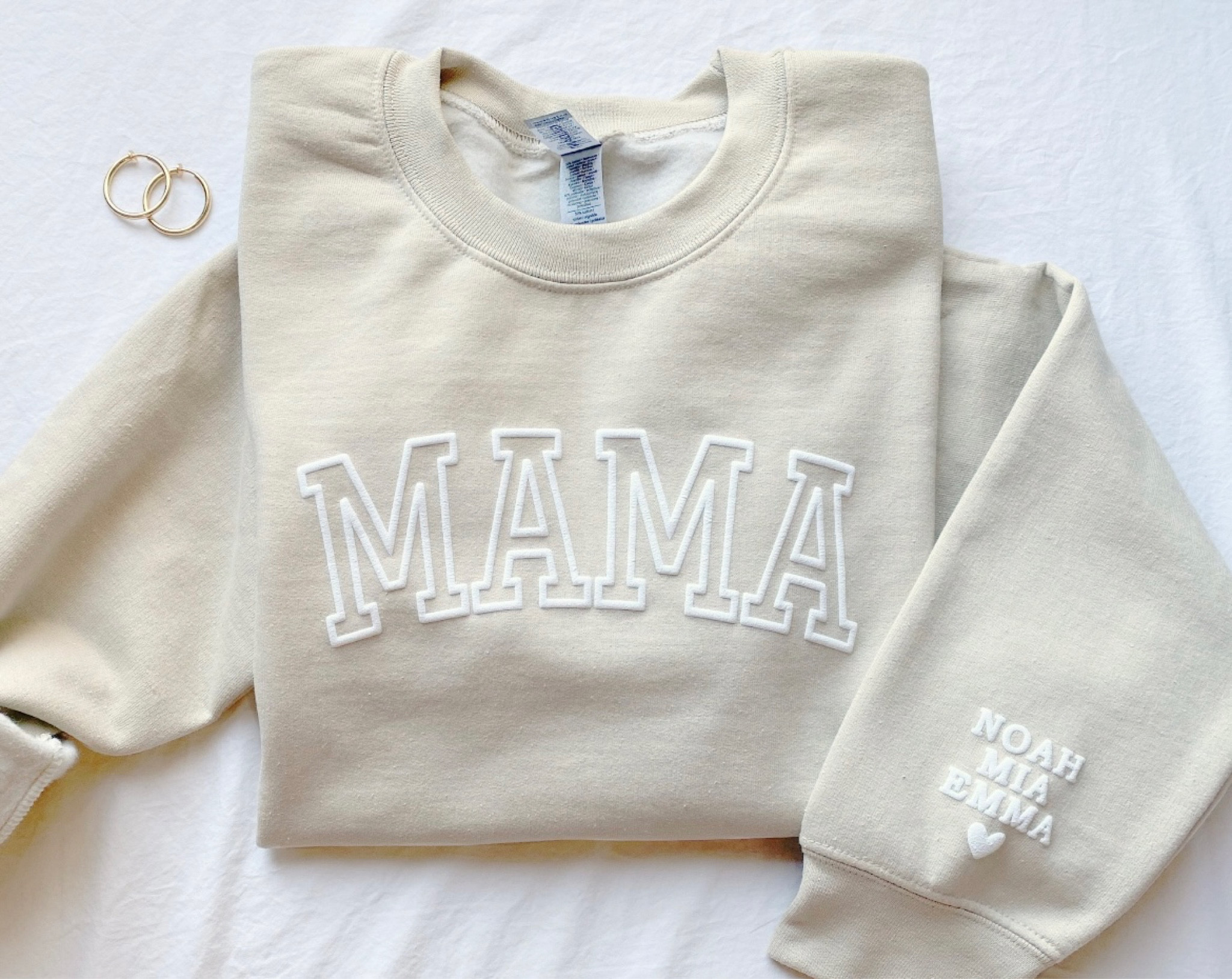 The perfect gift for a mom friend!
You can put her kiddos names on the sleeve. Anything personalized is a 10/10 for me. 🤗