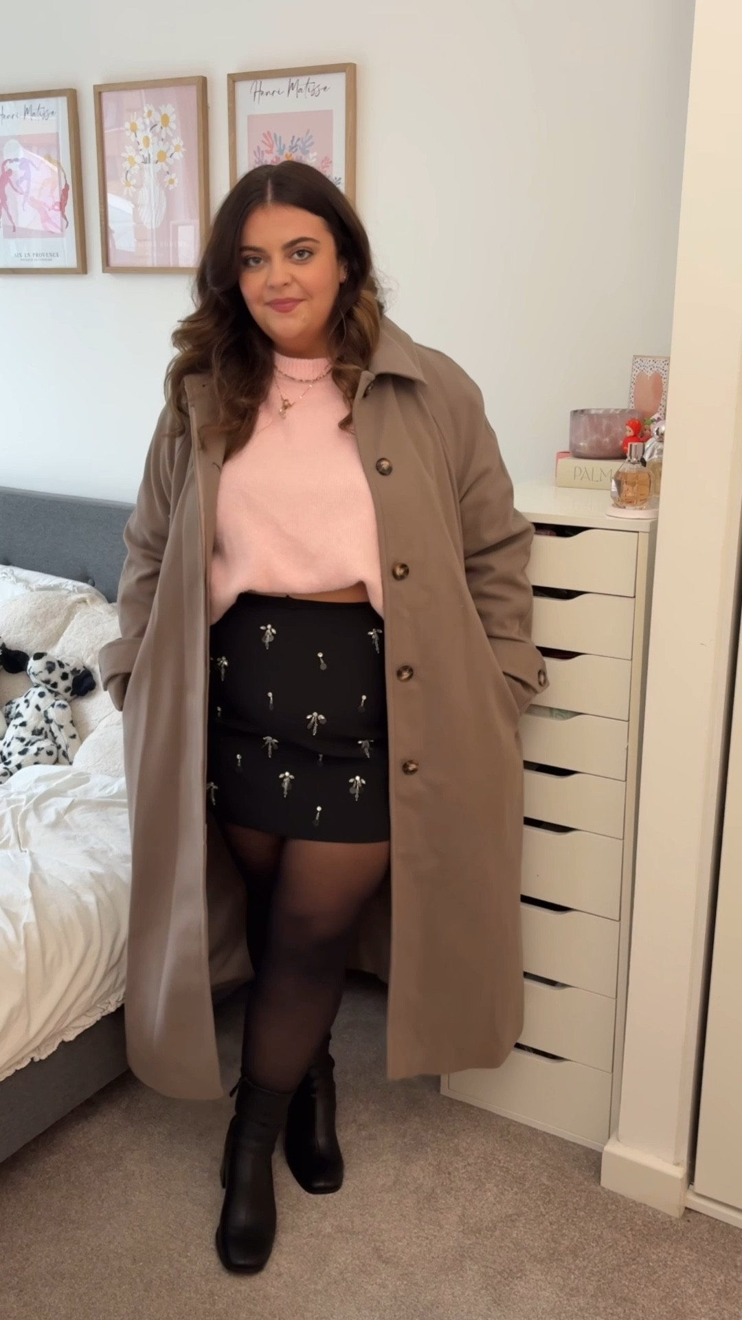 Perfect festive night out outfit ✨ 

Embellished skirt, black mini skirt, mini skirt, black skirt, pink jumper, primark pink jumper, long coat

#LTKfestive #LTKuk #LTKmidsize